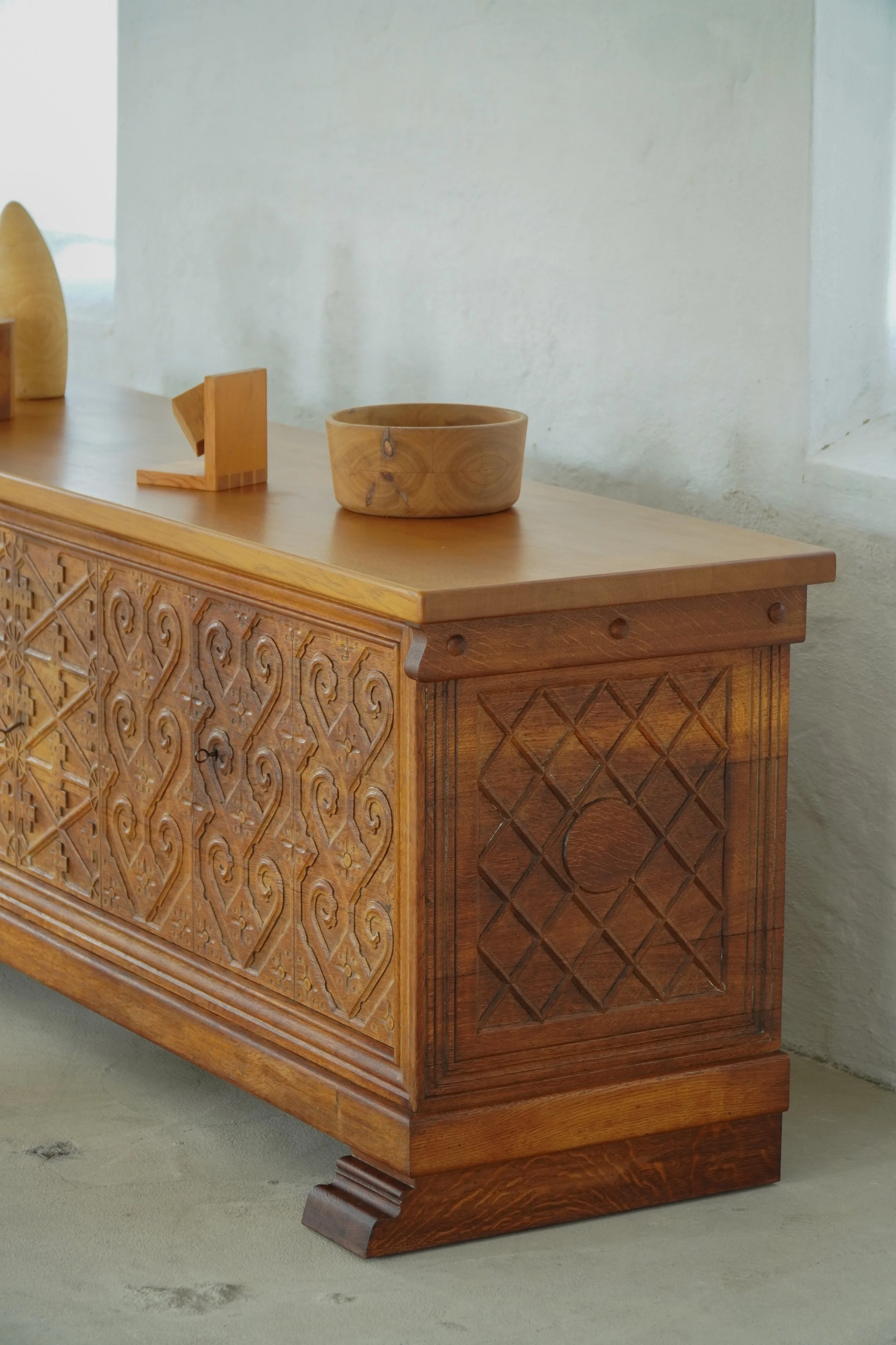 Sideboard-carved-25.jpg