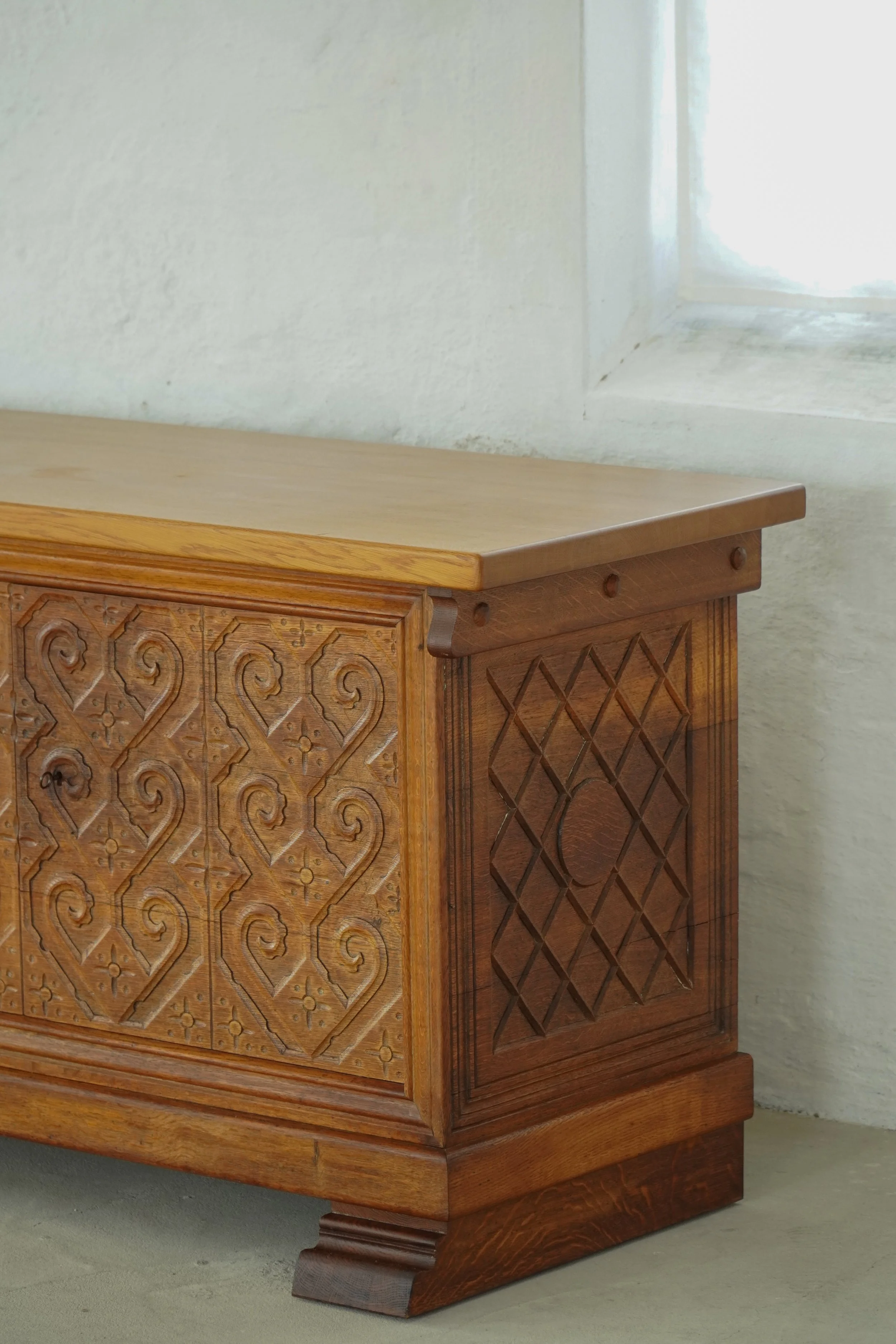 Sideboard-carved-11.jpg