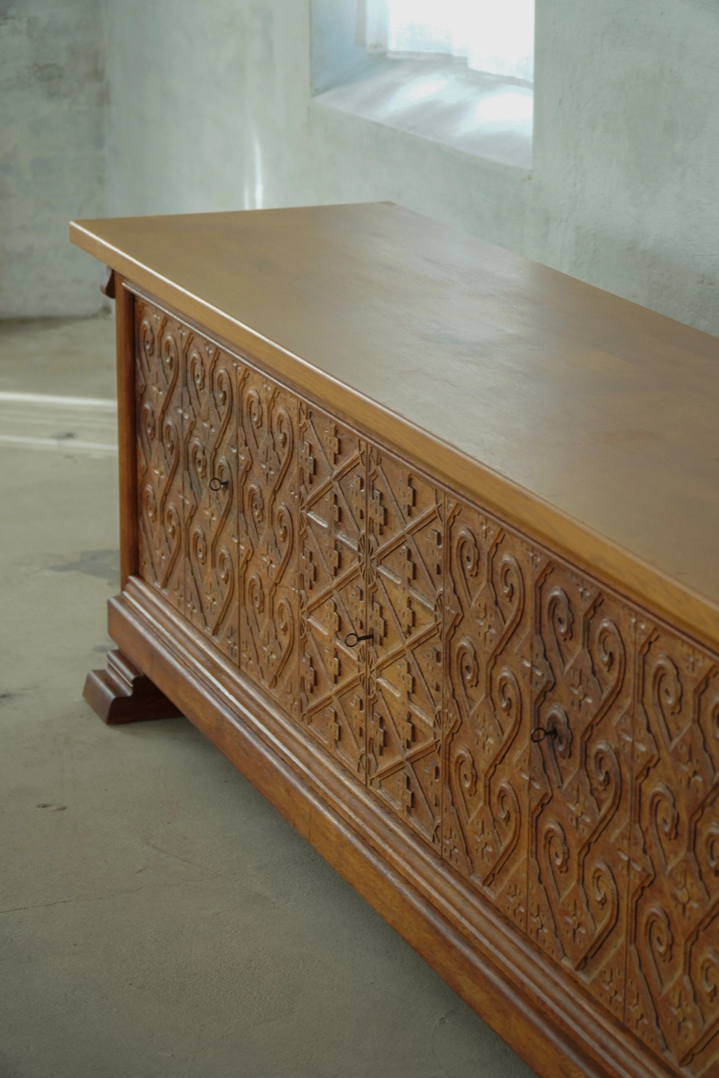 Sideboard-carved-9.jpg