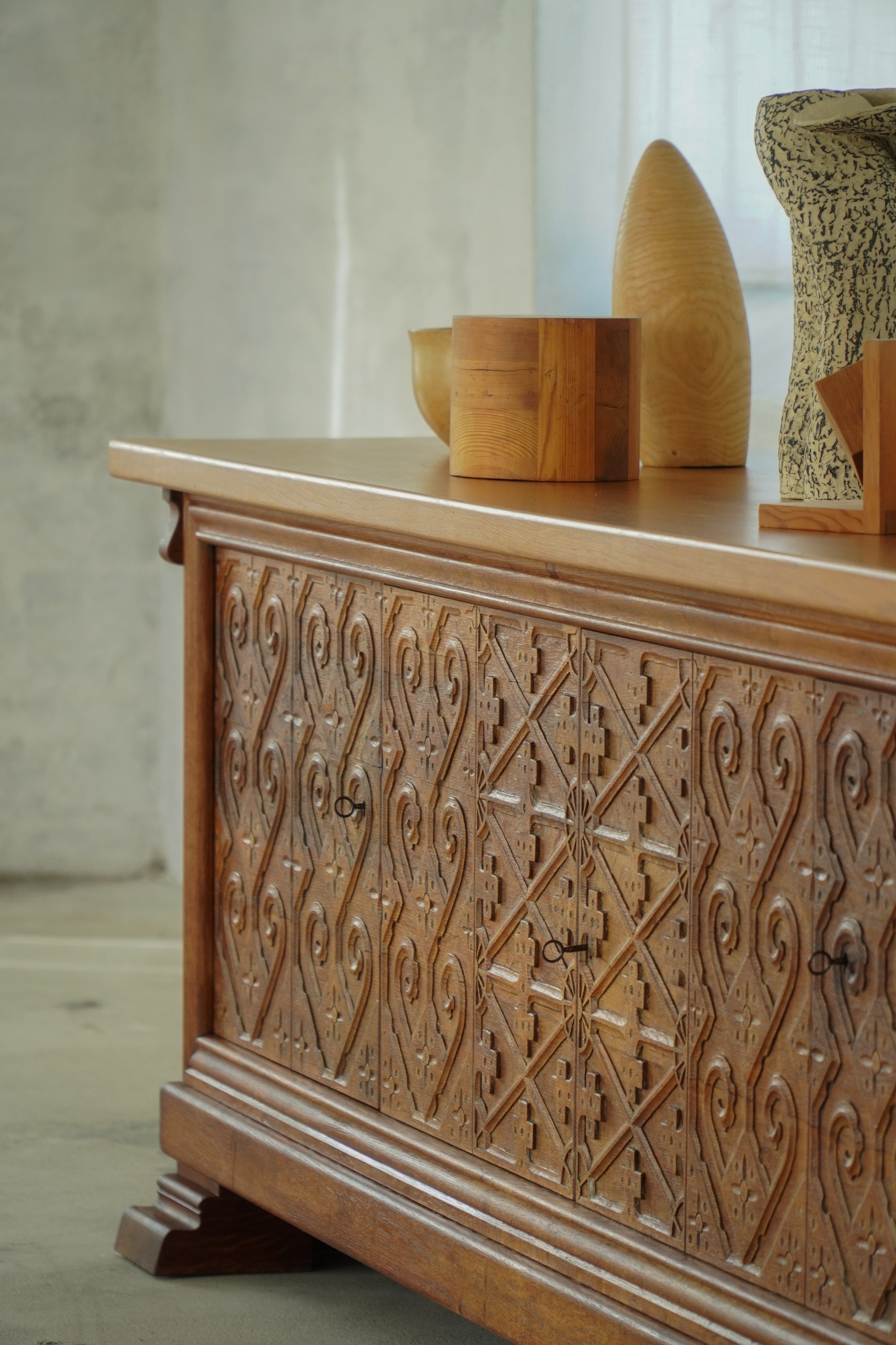 Sideboard-carved-12.jpg