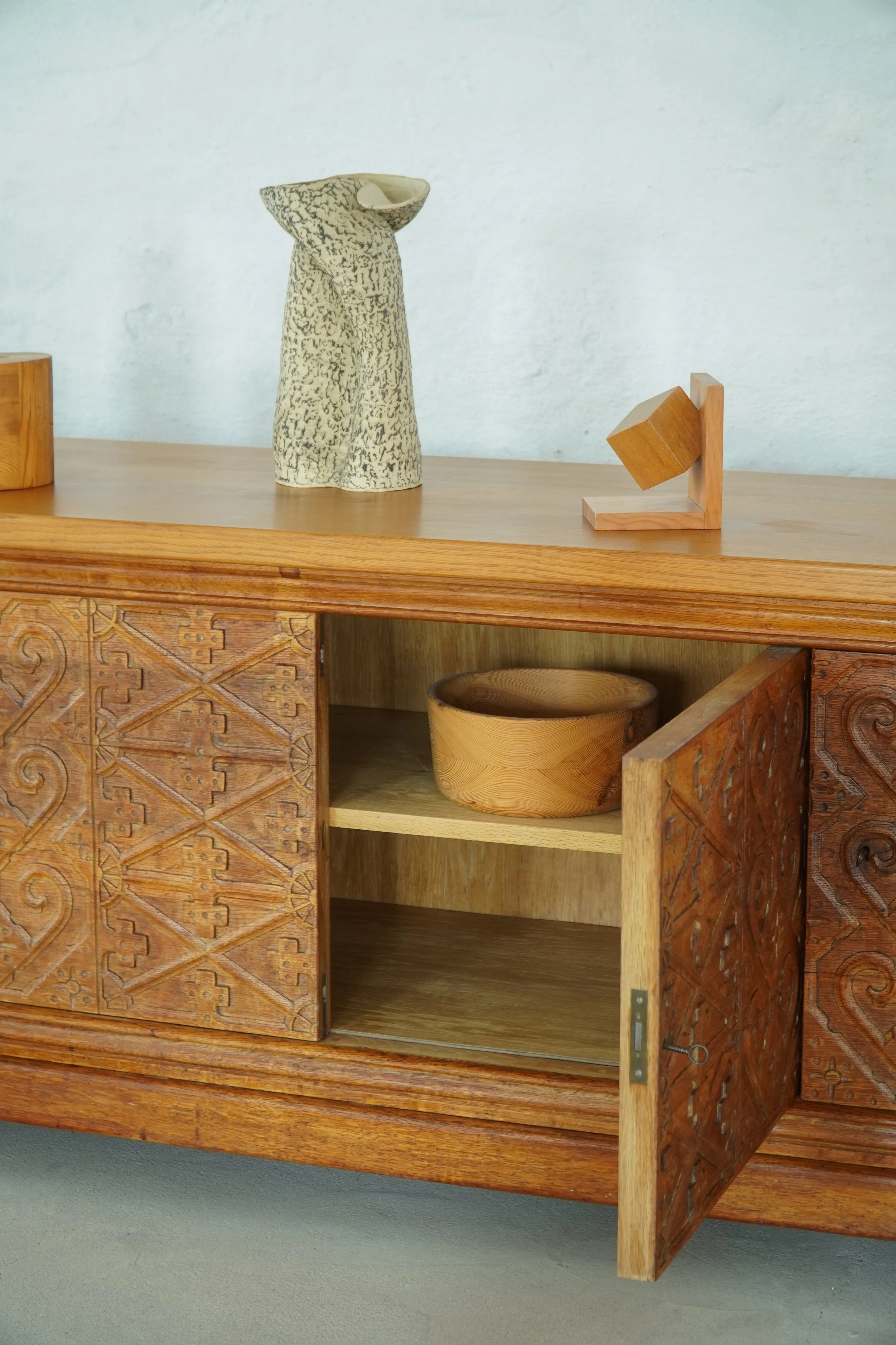Sideboard-carved-17.jpg
