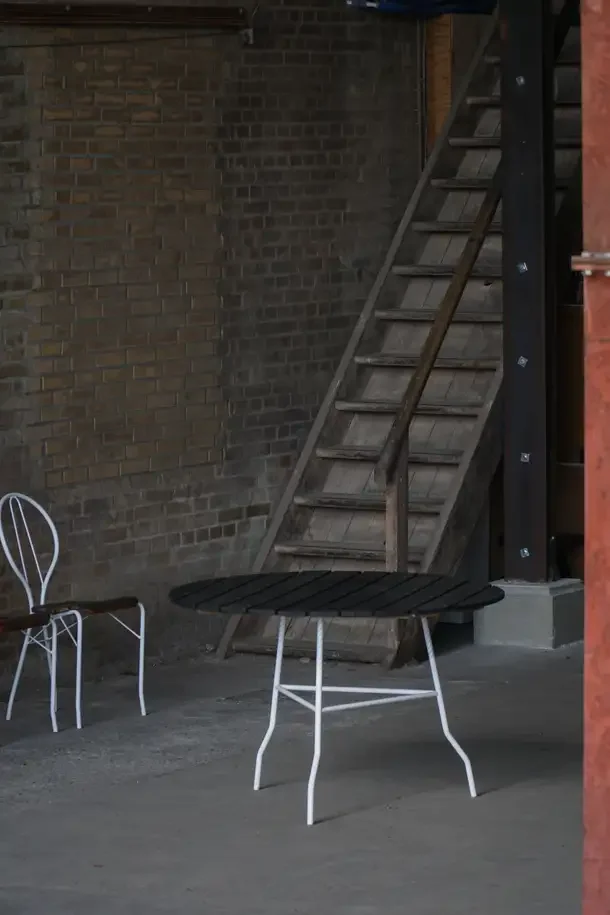 Table_Four_Chairs_13_master.webp