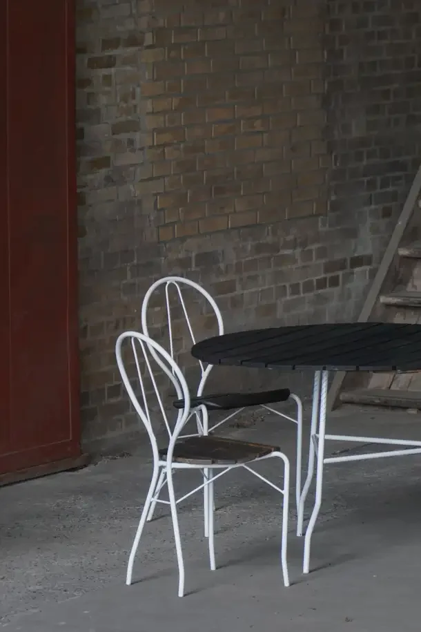 Table_Four_Chairs_16_master.webp
