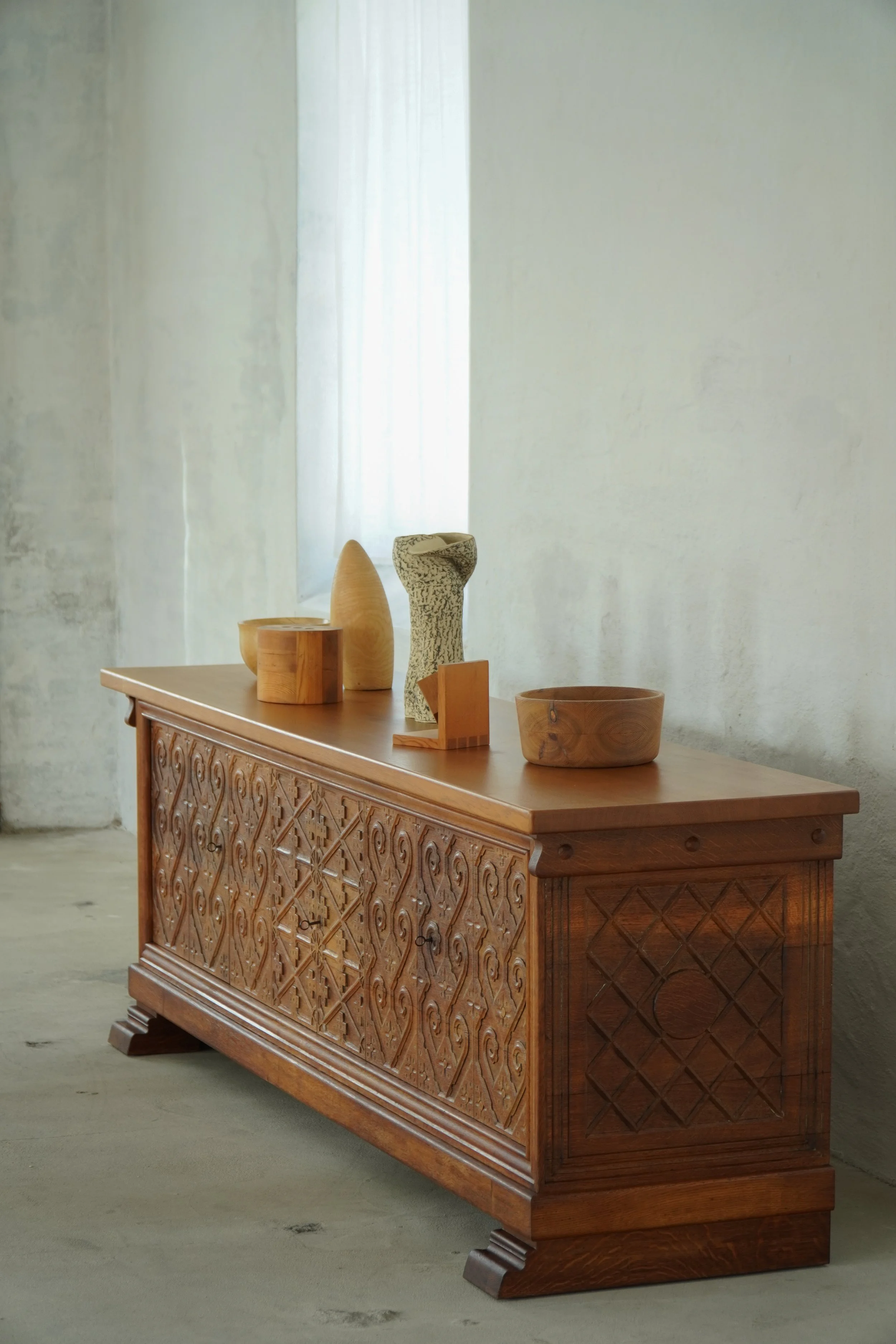 Sideboard-carved-20.jpg