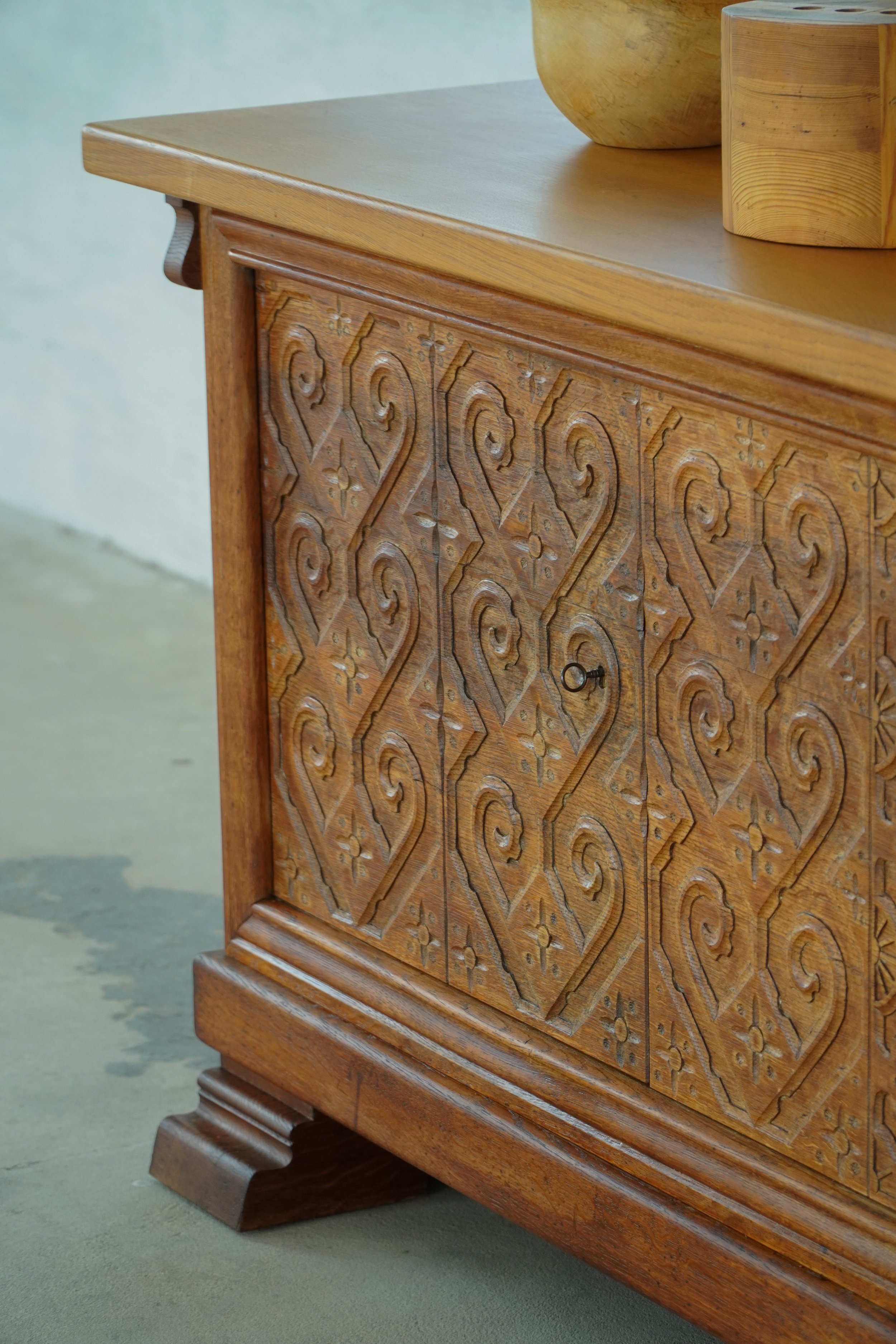 Sideboard-carved-23.jpg