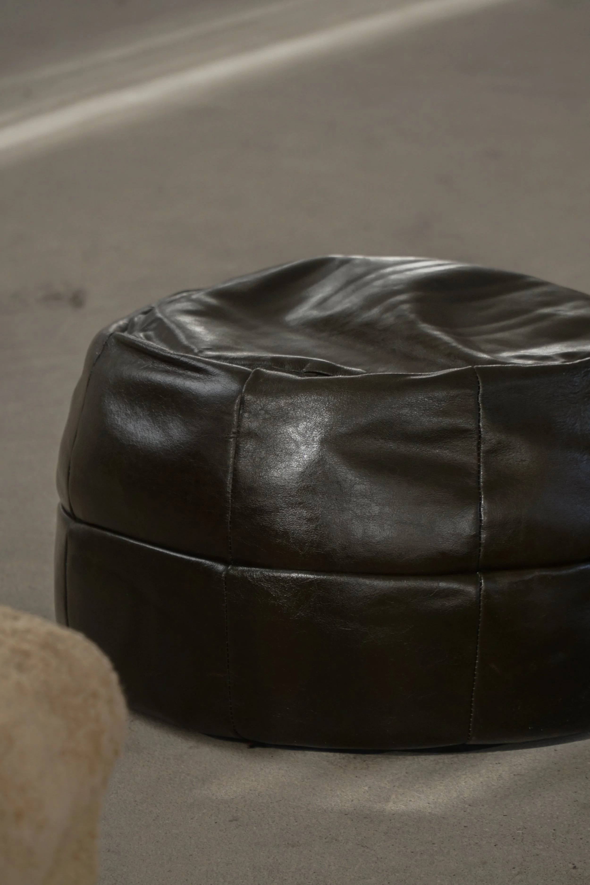Leather_Pouf-14.jpg