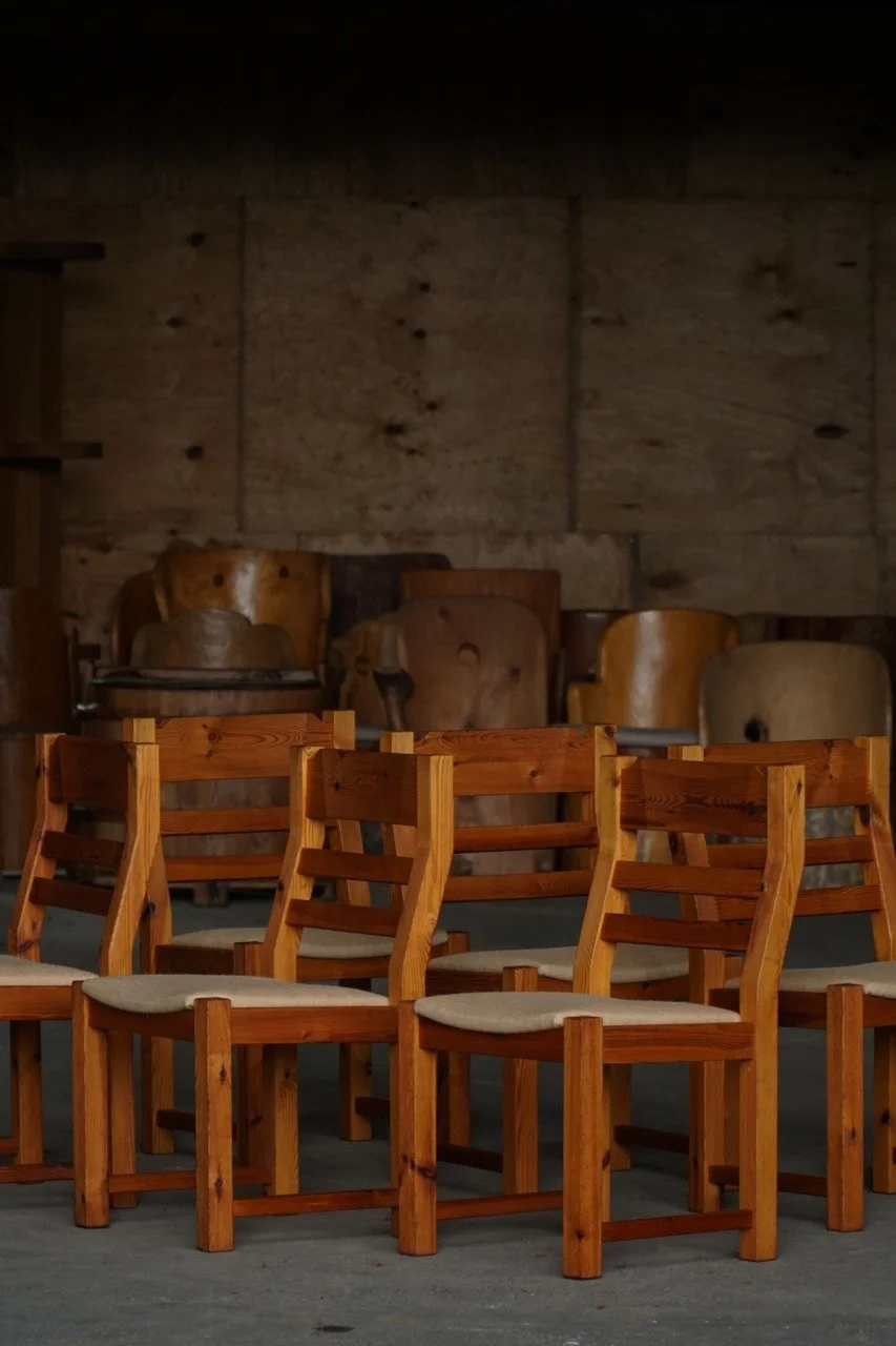 Pine_Chairs_Hessian – stor.jpeg