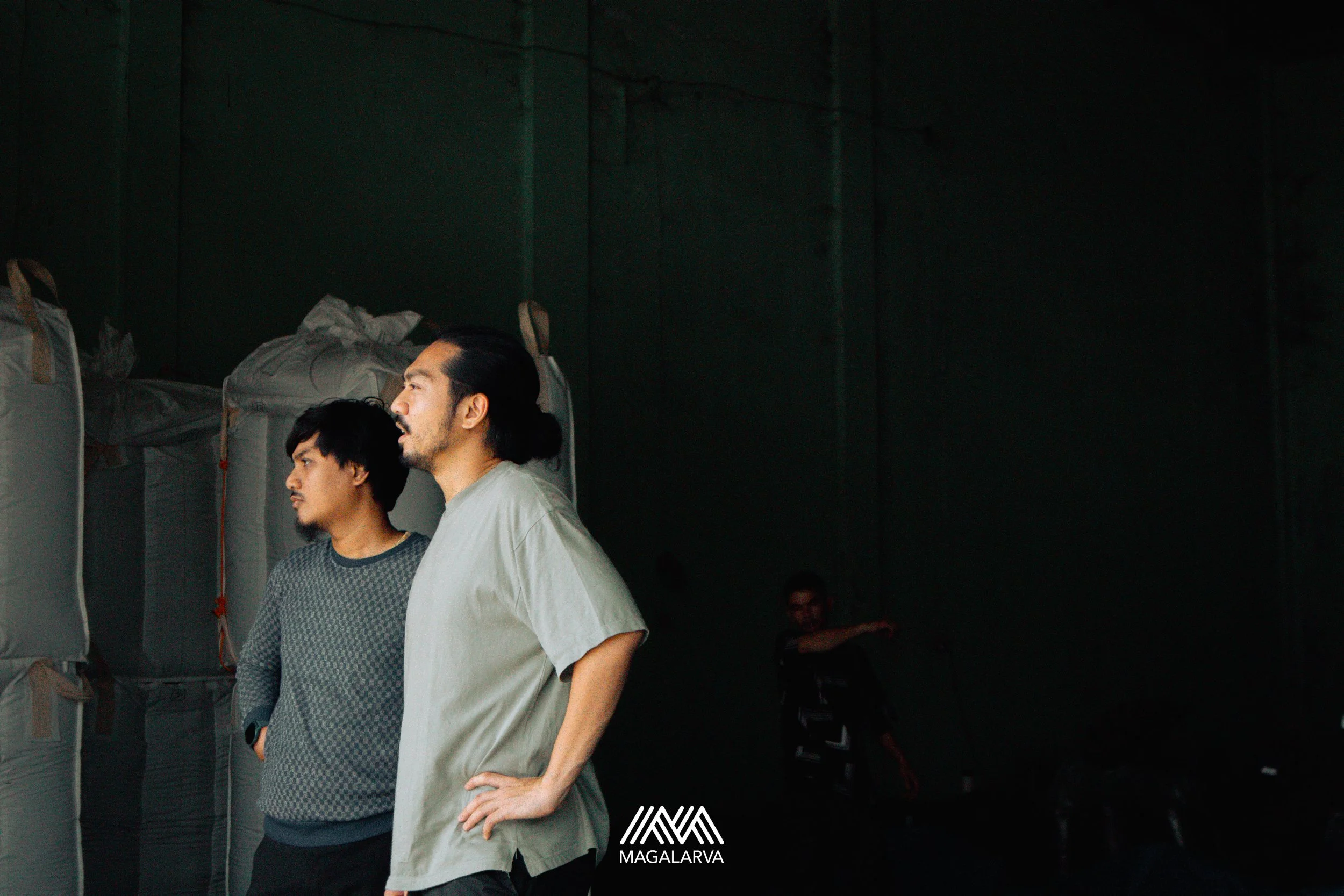 Rendria Labde supervises the loading process