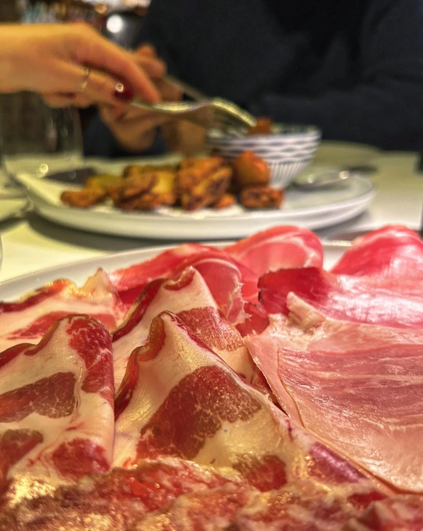 In primo piano i sapori della tradizione, sullo sfondo il gusto dello stare insieme.
Ti aspettiamo al Canale maestro per un aperitivo, una cena o semplicemente un momento di gusto e convivialit&agrave;!

🕠 Aperti tutti i giorni, tranne la domenica, 