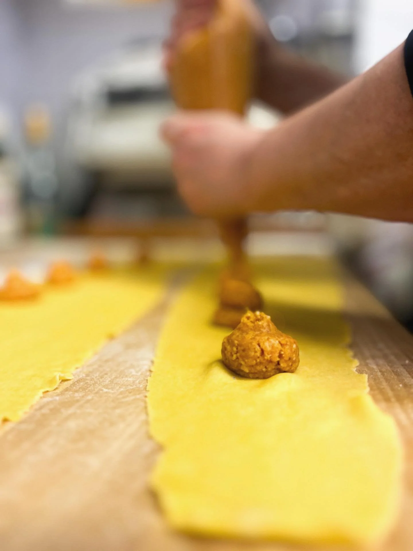 Dietro ogni piatto c&rsquo;&egrave; un gesto, una storia, una pasta tirata fresca.
La nostra artigianalit&agrave;, ogni giorno.
🕠 Aperti tutti i giorni, tranne la domenica, a partire dalle 18:30
📍Via del Guazzatoio 5/B in centro a Reggio Emilia!
#r