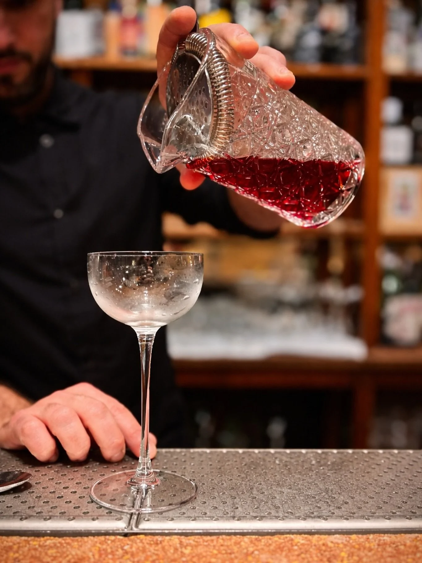 Un cocktail fatto come si deve, il posto giusto, il momento giusto.
Da Canale Maestro il mercoled&igrave; ha tutto un altro sapore.

👉Prenota ora (link in bio / chiamaci / DM &ldquo;PRENOTA&rdquo;).
📍Via del Guazzatoio 5/B in centro a Reggio Emilia