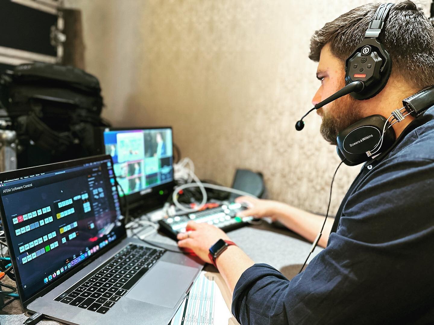 Utilising a compact mobile live streaming kit plus our in-house hosting platform eventstream.online to webcast presentations for a major investment firm in Central London today.  @liveutv solo pro encoders providing highly resilient bonded streaming 