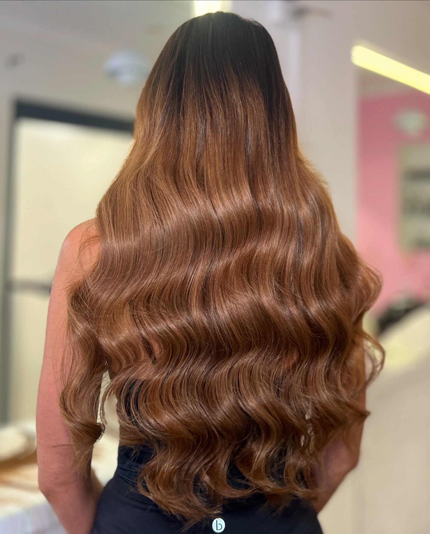 Dreamy af 150g micro keratin bonds transformation for my girl Kenzi
We had two colours mixed together with a custom root stretch prior to bonding to make this as seamless as possible
This is 214 bonds and the process took about 3.5hrs 🫶🏻

#ktips #b