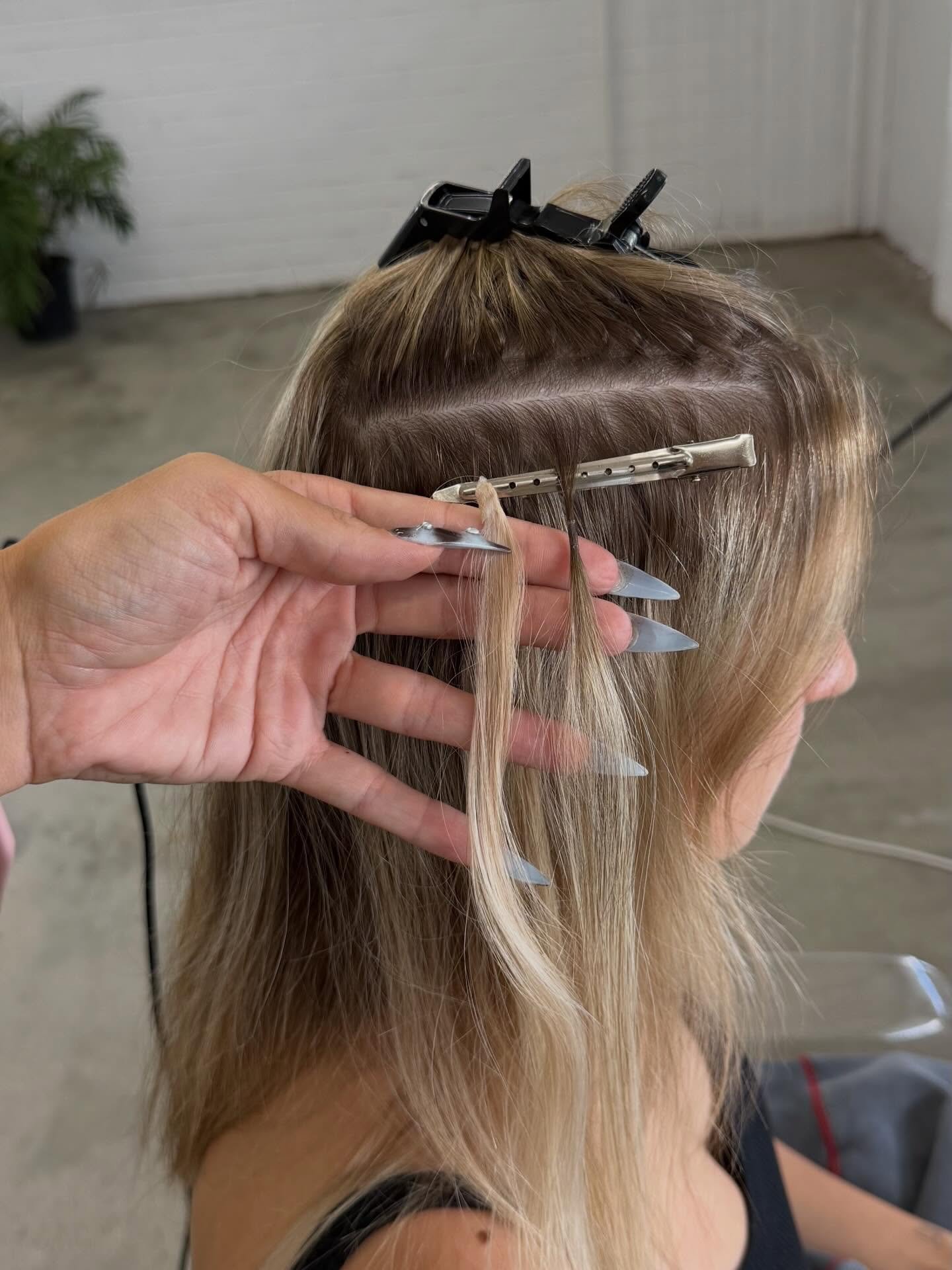 Me 🤝 corrective work 

1 - density comparison 1.2g strands vs our 0.4g
2 - no comment 
3 - correct density match &amp; root colour 
4 - added some dimension babeyyyyyy

#ktips #keratinbondsbrisbane #ktipsbrisbane