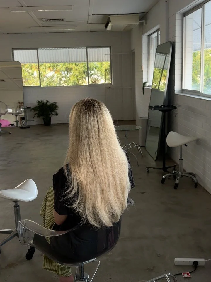 Luxe wavy ktips for my friend Angie who really doesn&rsquo;t need hair extensions but gets them anyway. Love her 

#brisbanehairextensions #keratinbonds #slavichair