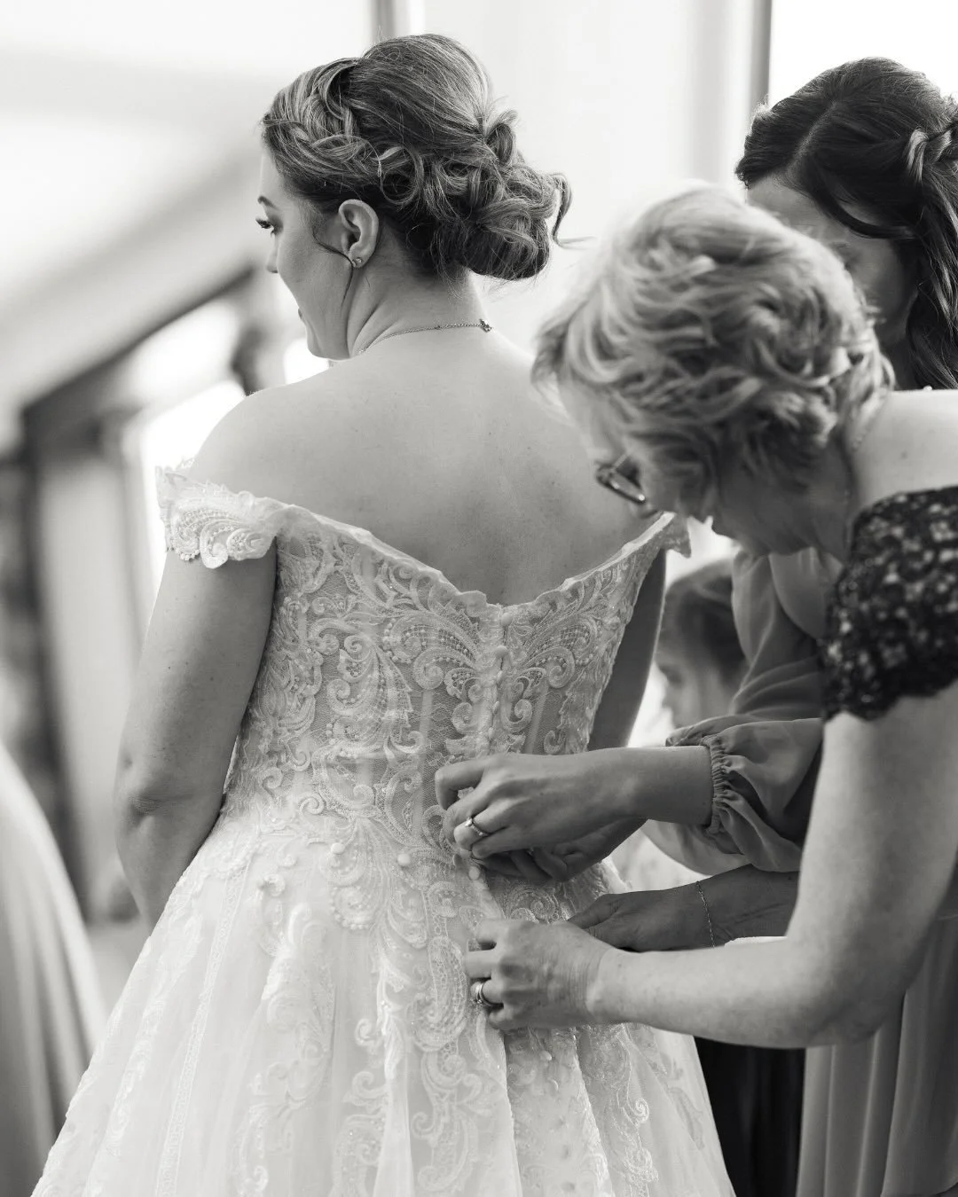 Taking a moment to appreciate Ashley &amp; Jeff&rsquo;s beautiful snowy wedding! 🤍❄️

A special thanks to @9thstreet_abbey &amp; @thefranklinofsoulard for hosting 

✨Vendor Dream Team✨

Desserts | @russellsstl / @clementinesicecream 
Attire | @maroo