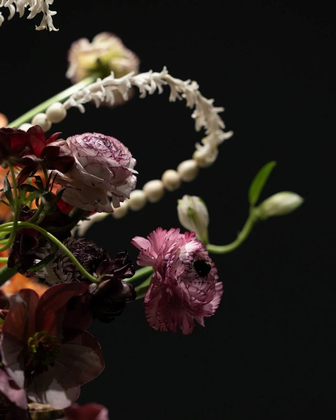 This past weekend I had a few minutes to spare before my session in Forest Park &amp; I stumbled upon the Art In Bloom Exibit at the @stlartmuseum 🌸

It was an absolute pleasure to document a handful of the arrangements provided by some seriously sk