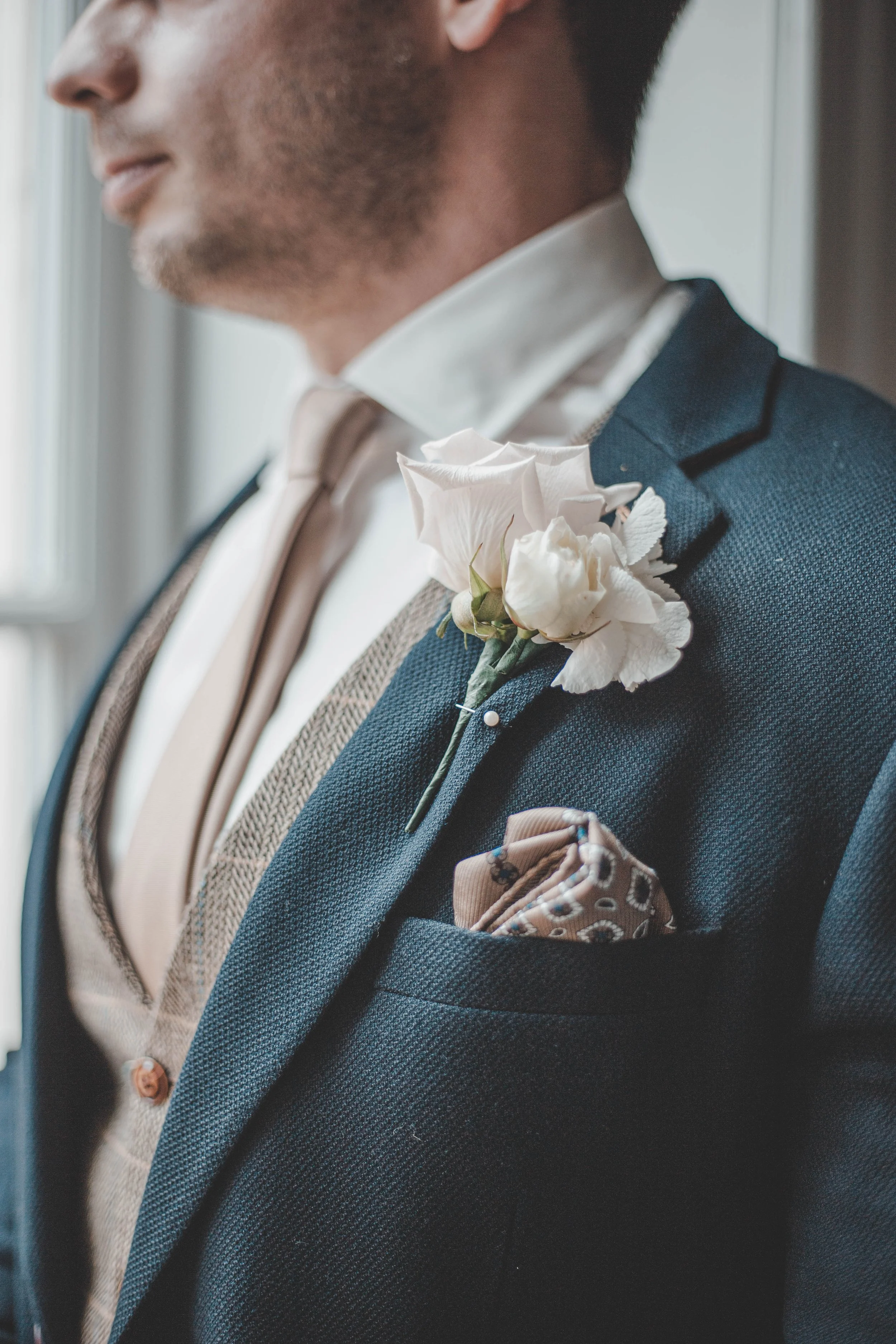 Detail of the grooms boutonnière accessory 