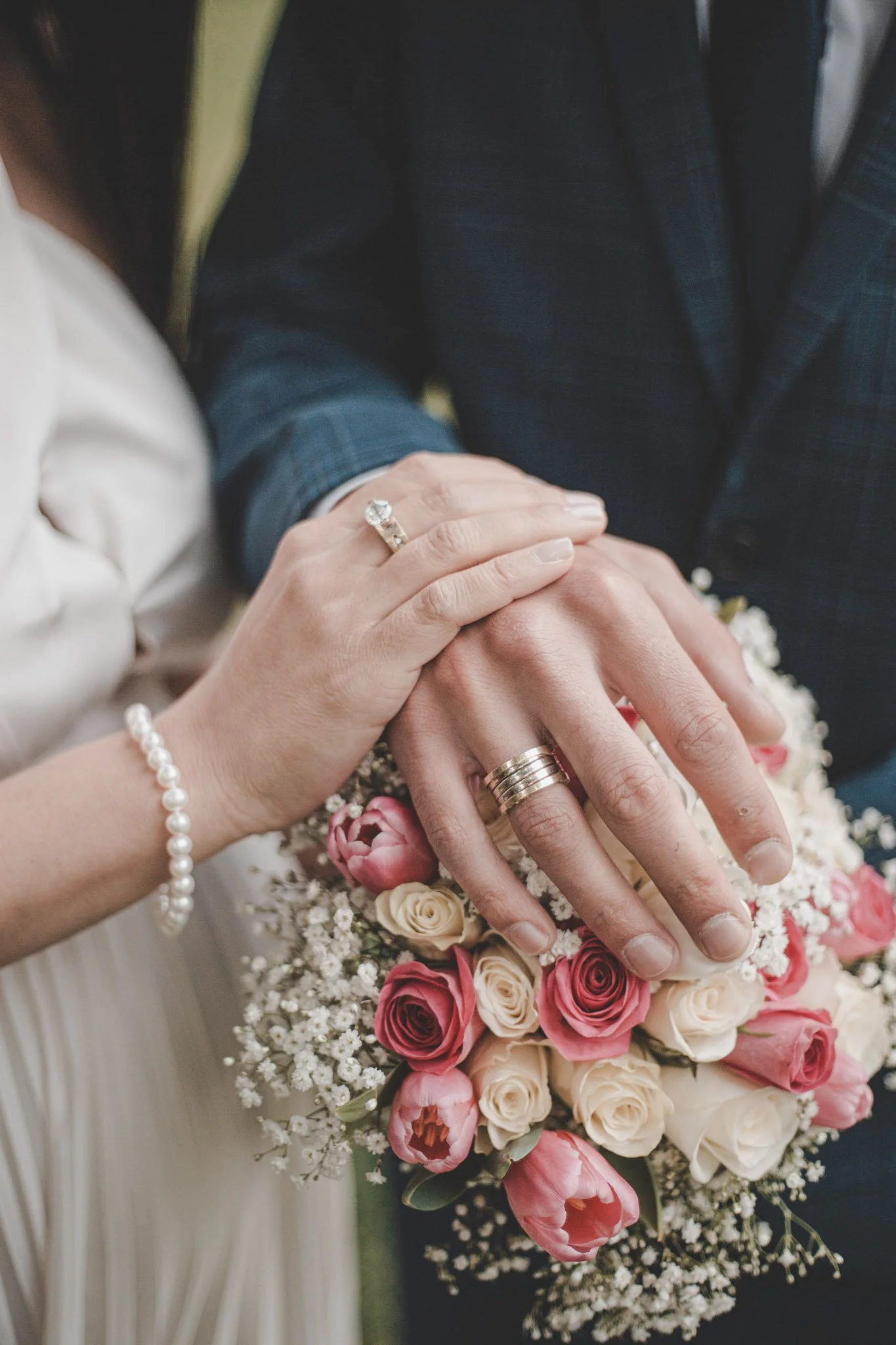Details of wedding rings and flowers bouquet 