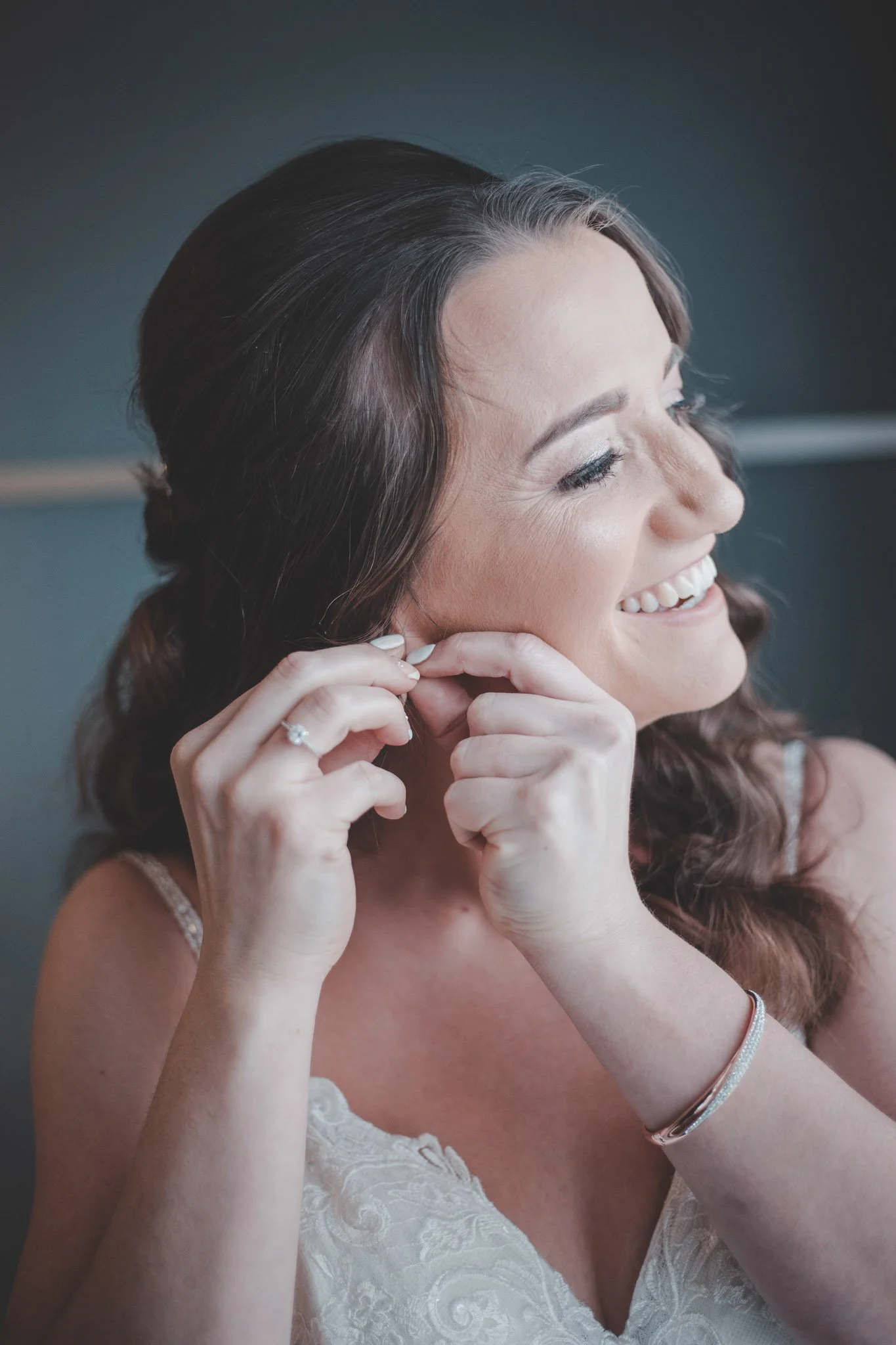 bride putting on her jewellery 