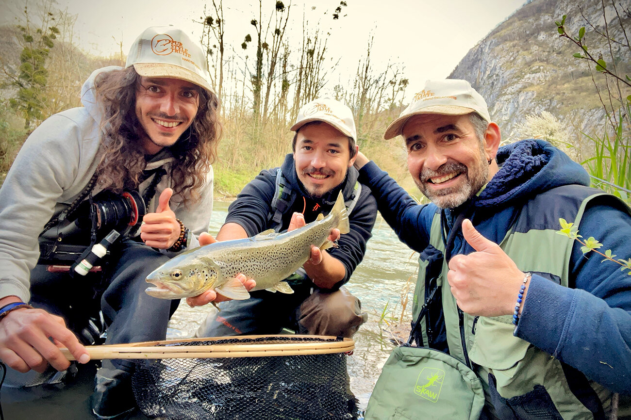 Les meilleurs moments sont plus forts lorsqu'ils sont partag&eacute;s ! Nos partenaires Geoffroy, Florent et L&eacute;onard tout sourires avec une jolie truite  prise semaine derni&egrave;re au leurre par Florent ( 🎣 &gt; Canne Loxus PN- Leurre D Co