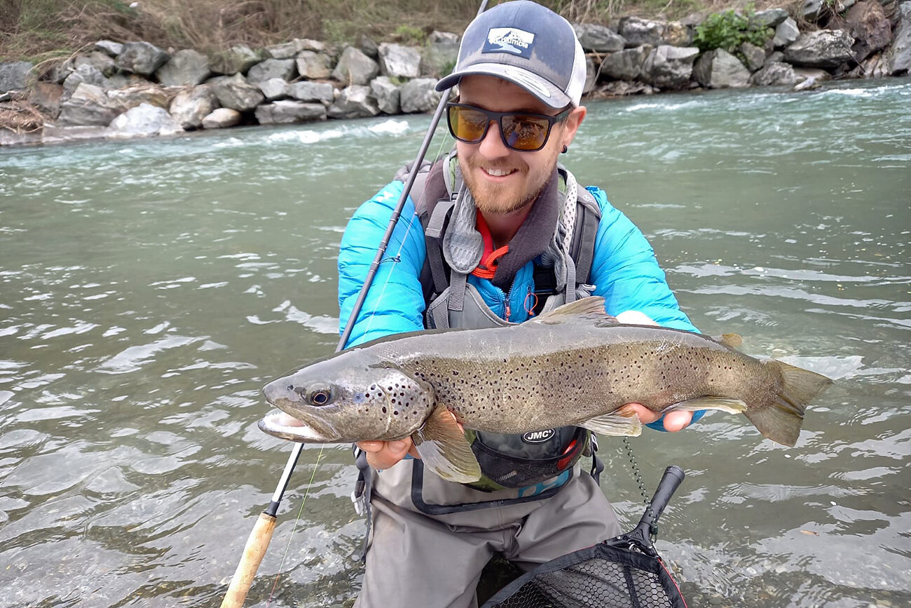 A chaque rivi&egrave;re ses poissons et ses robes.Joli coup de ligne d' @mugnieraxel  dans une grande rivi&egrave;re alpine : c'est la nymphe de potence (qui plus est, de petite taille)  qui a s&eacute;duit ce tr&egrave;s beau poisson.Et comme souven