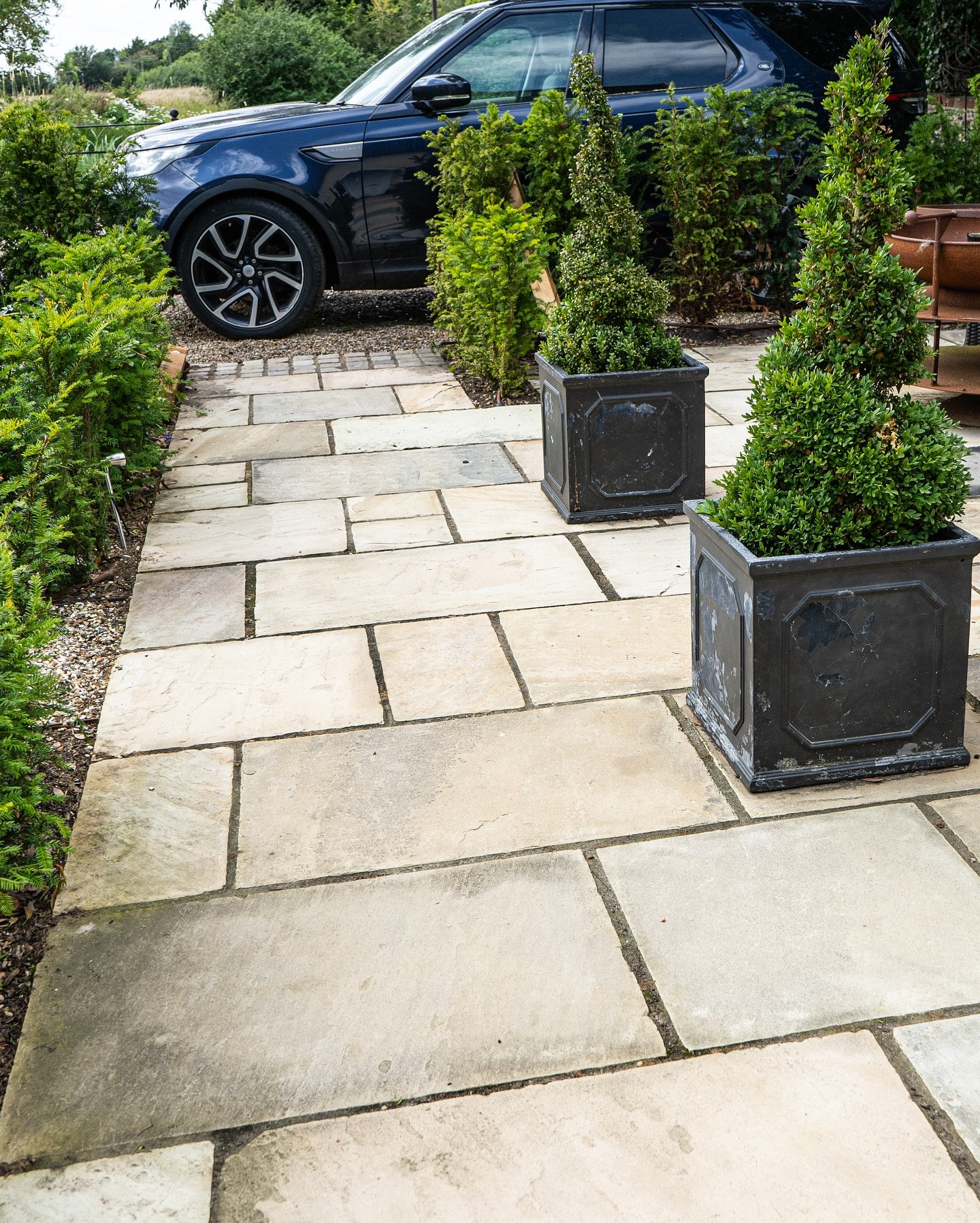 A clean, elegant walkway to the car. 
Paving looking fantastic here over in East Suffolk. 

Want to know more on what we do? Head over to our website! Link in bio.

#suffolk #paving #landscaping #garden #gardenmasterplan #gardendesigns #limestone #pa