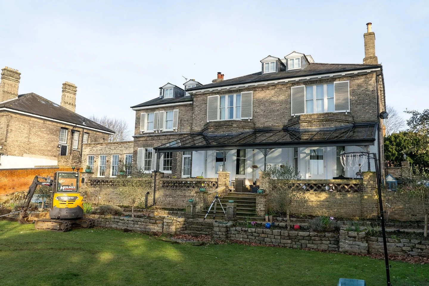 Stage one well under way over in Ipswich. 

A whole new town house garden in the making 🏡🪴⛲️

#landscaping #landscapingdesign #makeover #suffolk #gardendesign #construction #atwork #suffolkbusiness #eastanglia