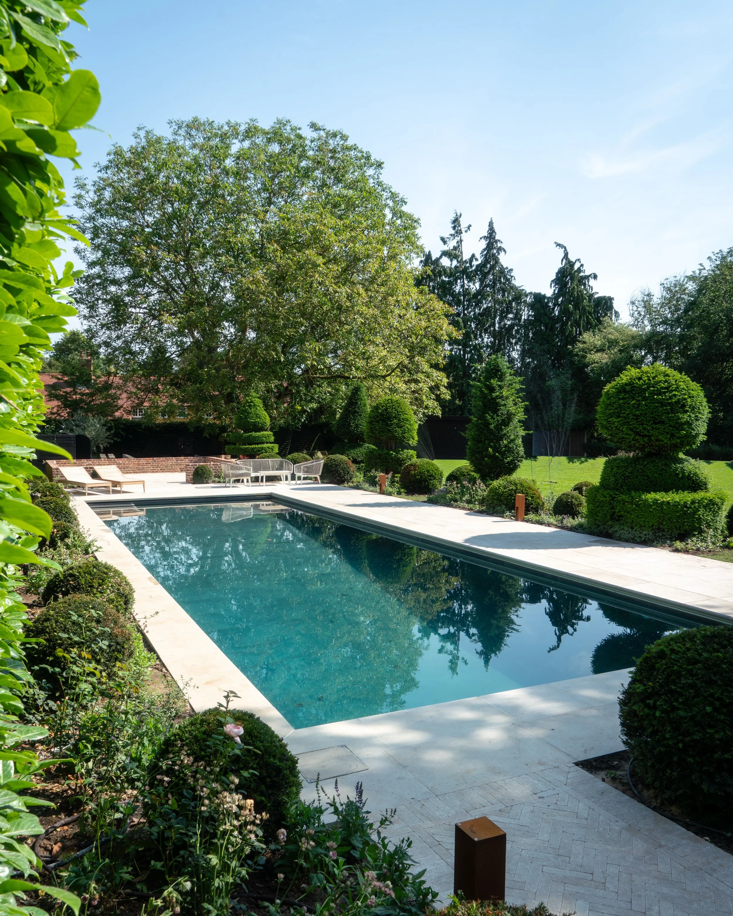 Another beautiful garden brought to life by Suffolk Landscape Construction and designed by @janeyauchinclossdesigns 

Featuring hand-cut natural stone from @_londonstone , this garden has been transformed into a truly special outdoor space. Combined 