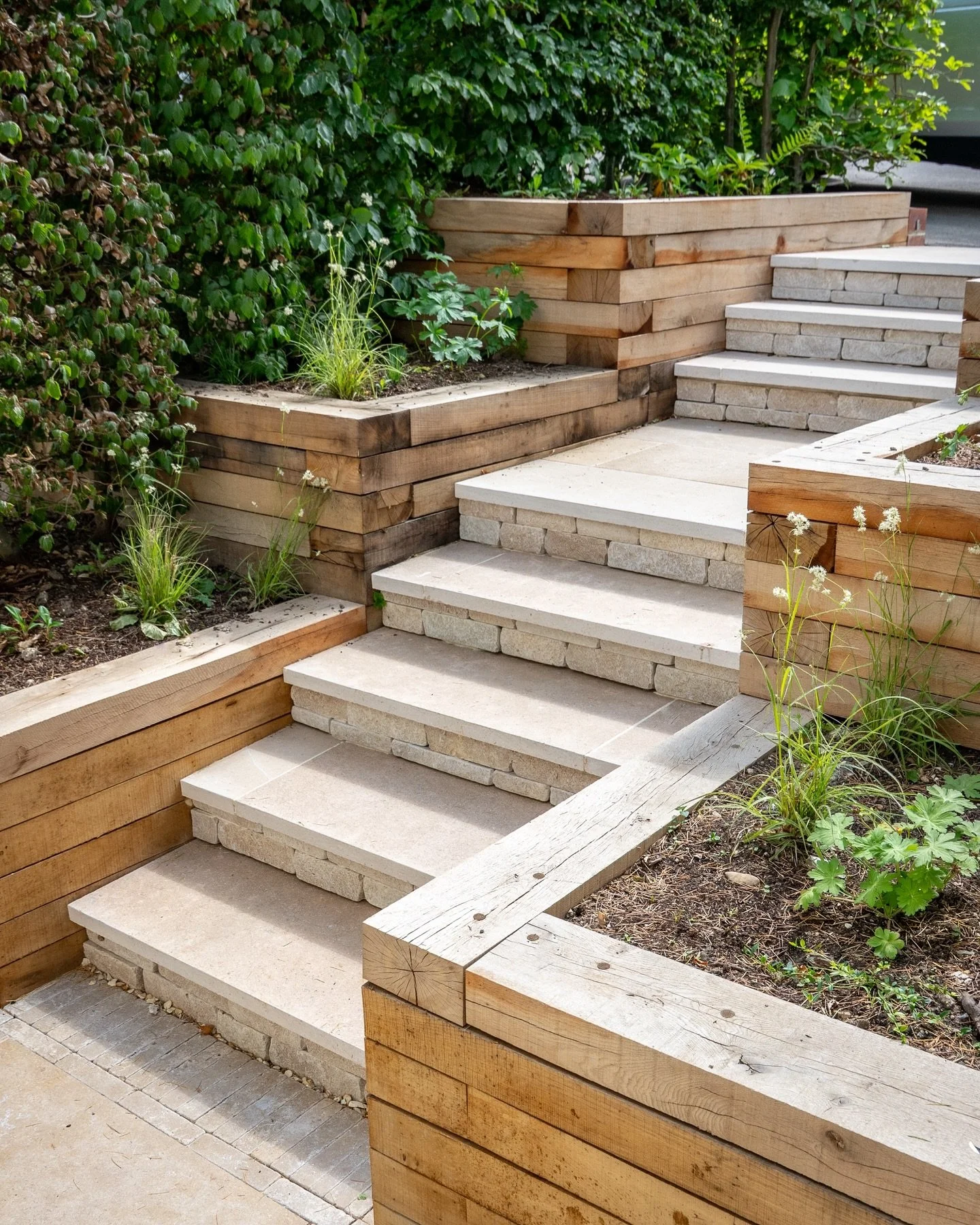 Elevate your outdoor space&hellip;

Oak sleeper retention softens the terrace beds, creating a beautiful contrast with the rigid limestone. A stunning way to add gradient and give your garden a fresh, contemporary look.

#suffolk #eastanglia #saffron