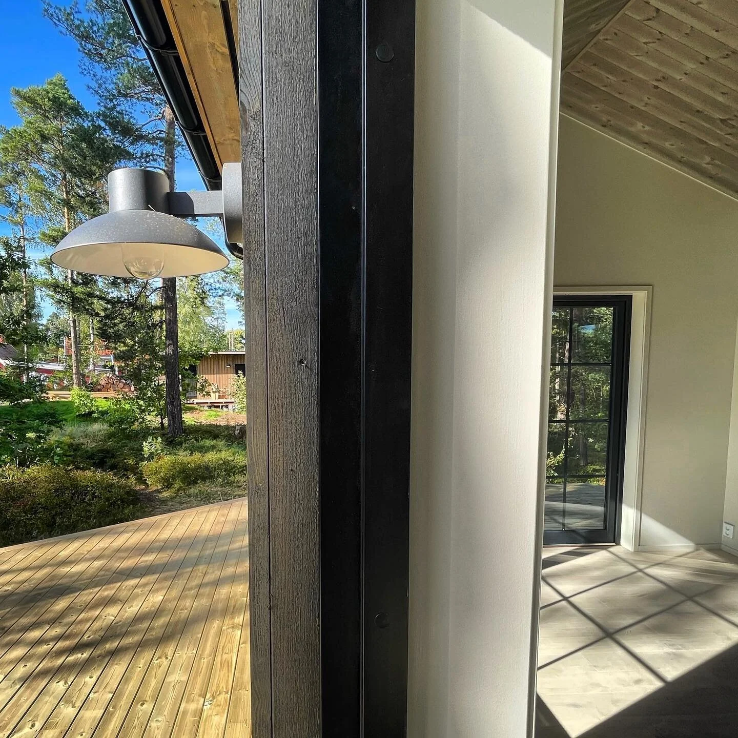 H&auml;rlig tr&auml;trall som f&ouml;rl&auml;nger och skapar extra ytor runt huset.