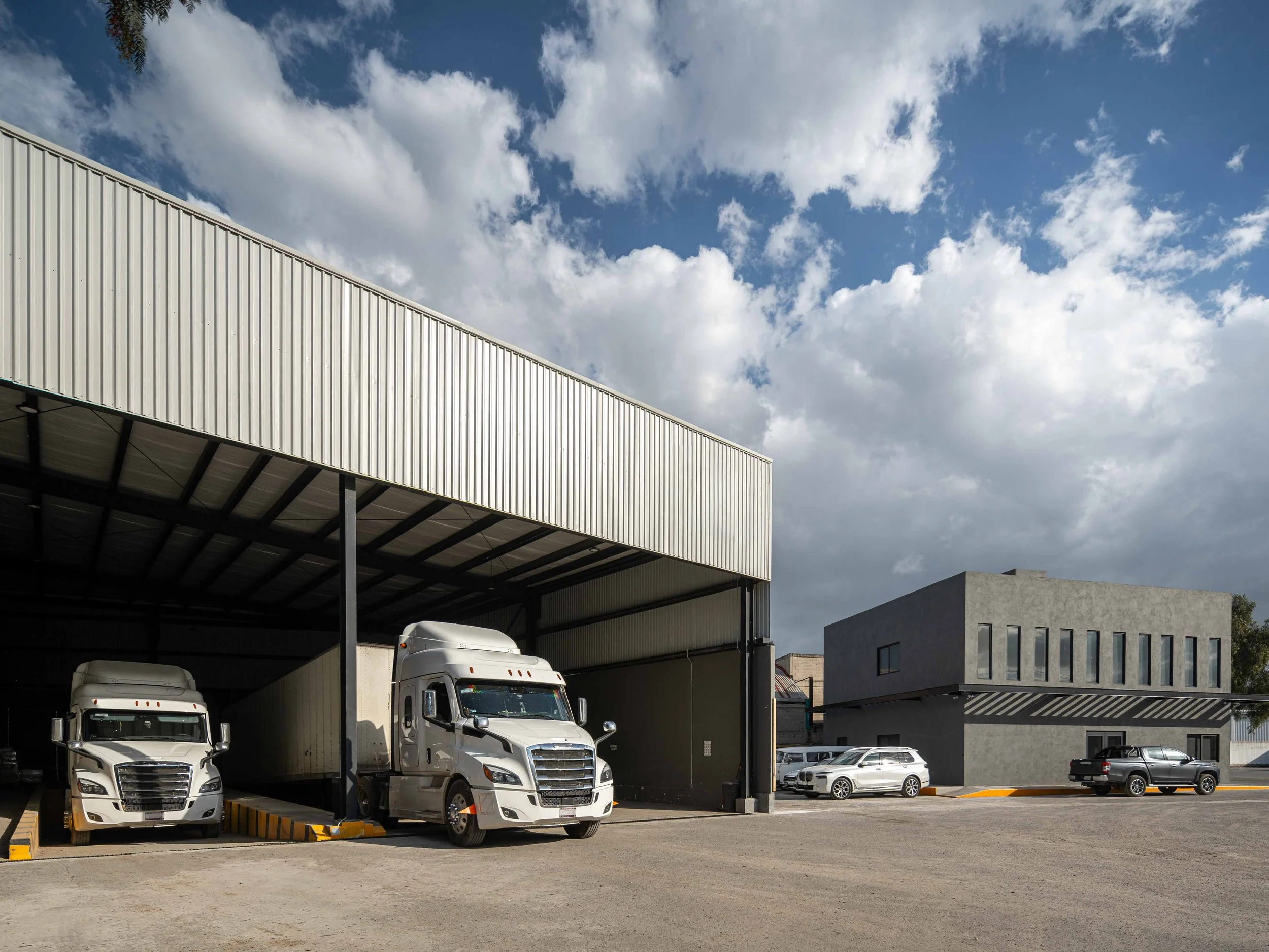 INDUSTRIAL TRUCK WAREHOUSE