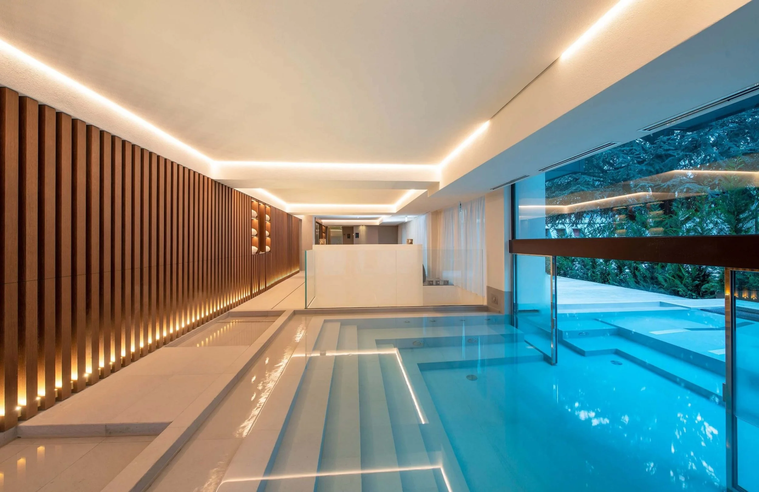 Le-Massif_-Spa_Pool-scaled.jpg