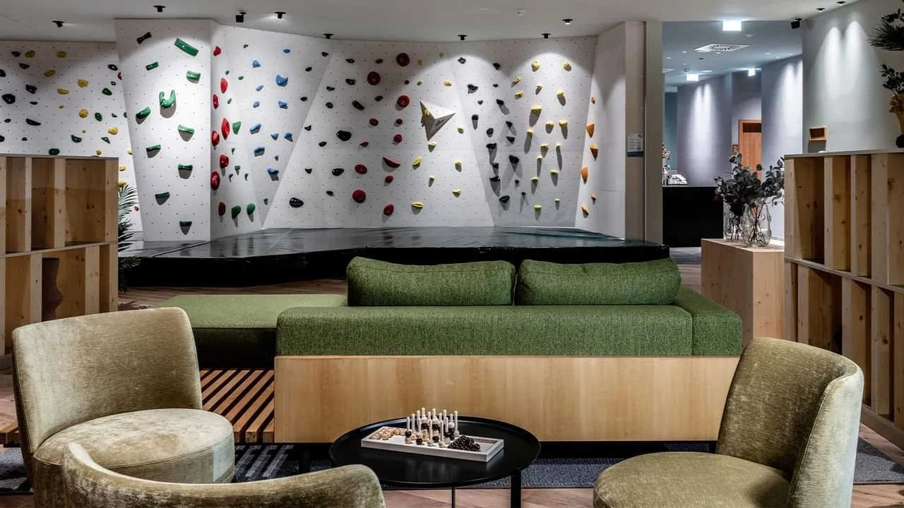falkensteiner-hotel-montafon-bar-infragranti-kletterwand.jpg