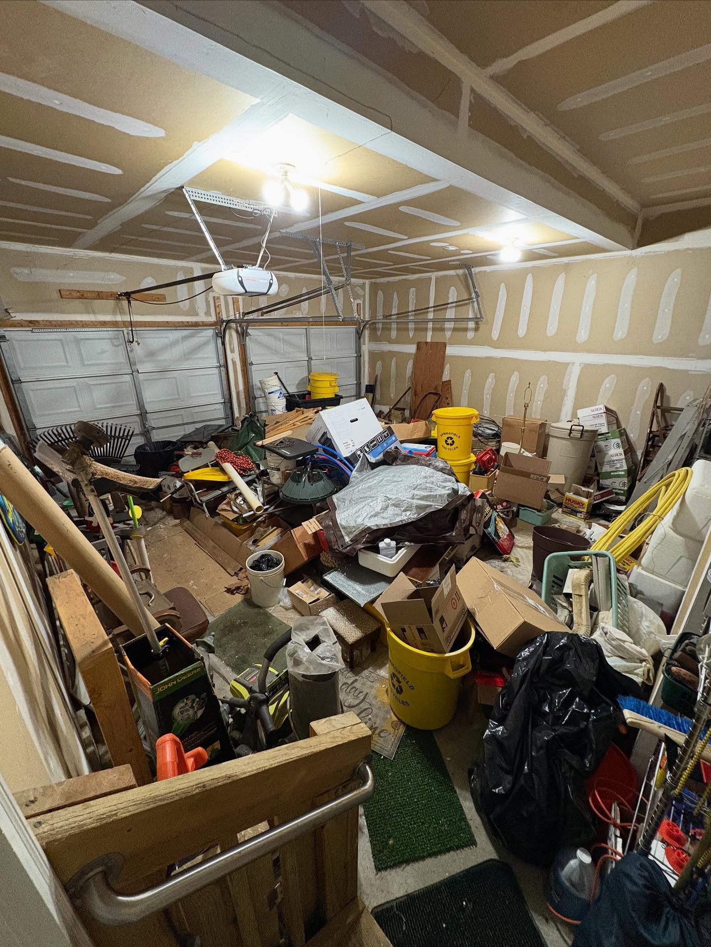This garage started off fully packed wall-to-wall with unwanted items, debris, and clutter. Our crew came in and handled the entire clean-out from start to finish.

✅ Removed all junk and unwanted materials
✅ Carefully organized remaining keep items
