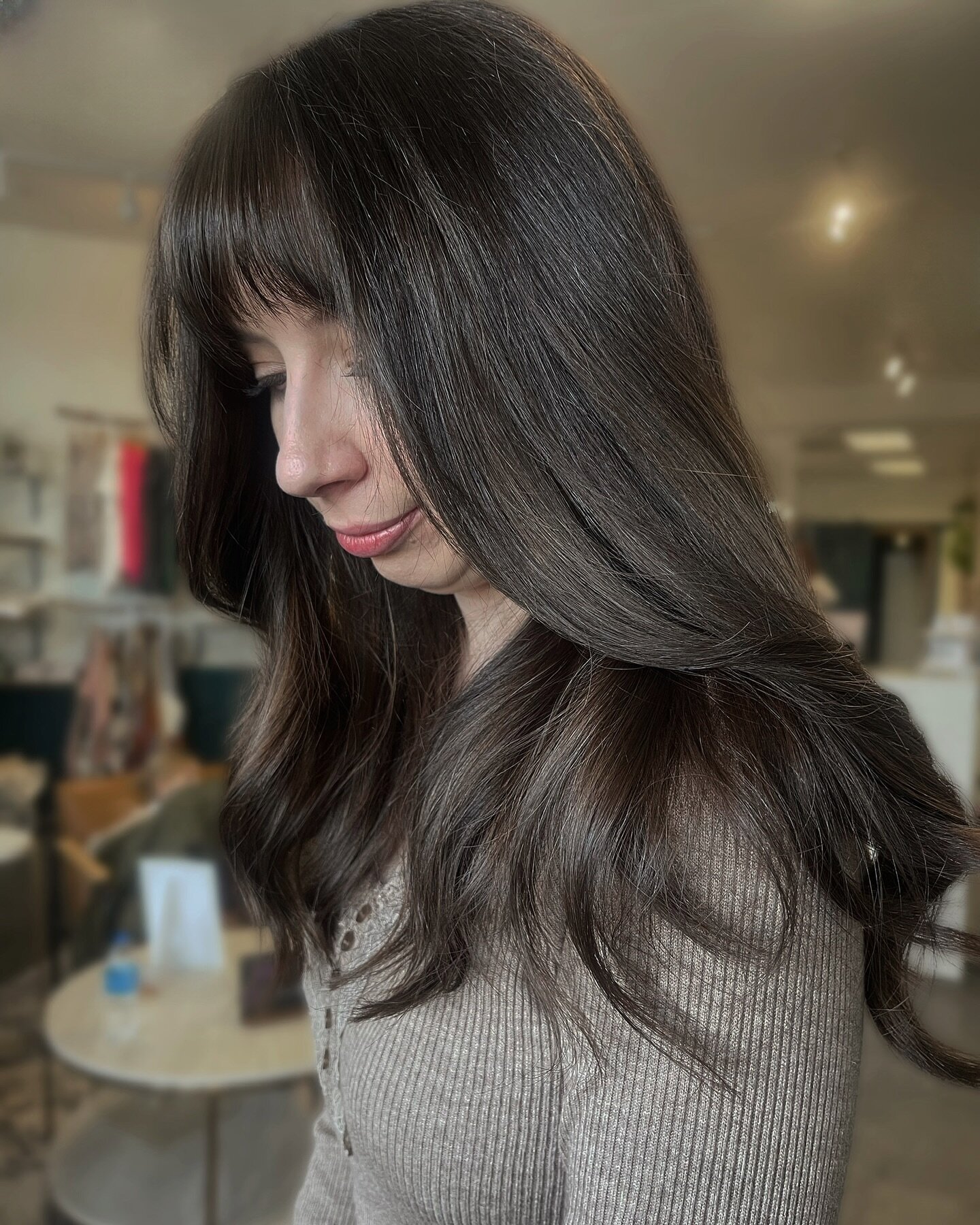 All over dark espresso color by @glamourandgracebyrach. 🖤🤎🖤🤎🖤🤎

Flicker &amp; Finch Salon, Evergreen, Colorado

#allovercolor #brunette #brunettehair #evergreencolorado #denverhairstylist #evergreenstylist #coloradohairstylist