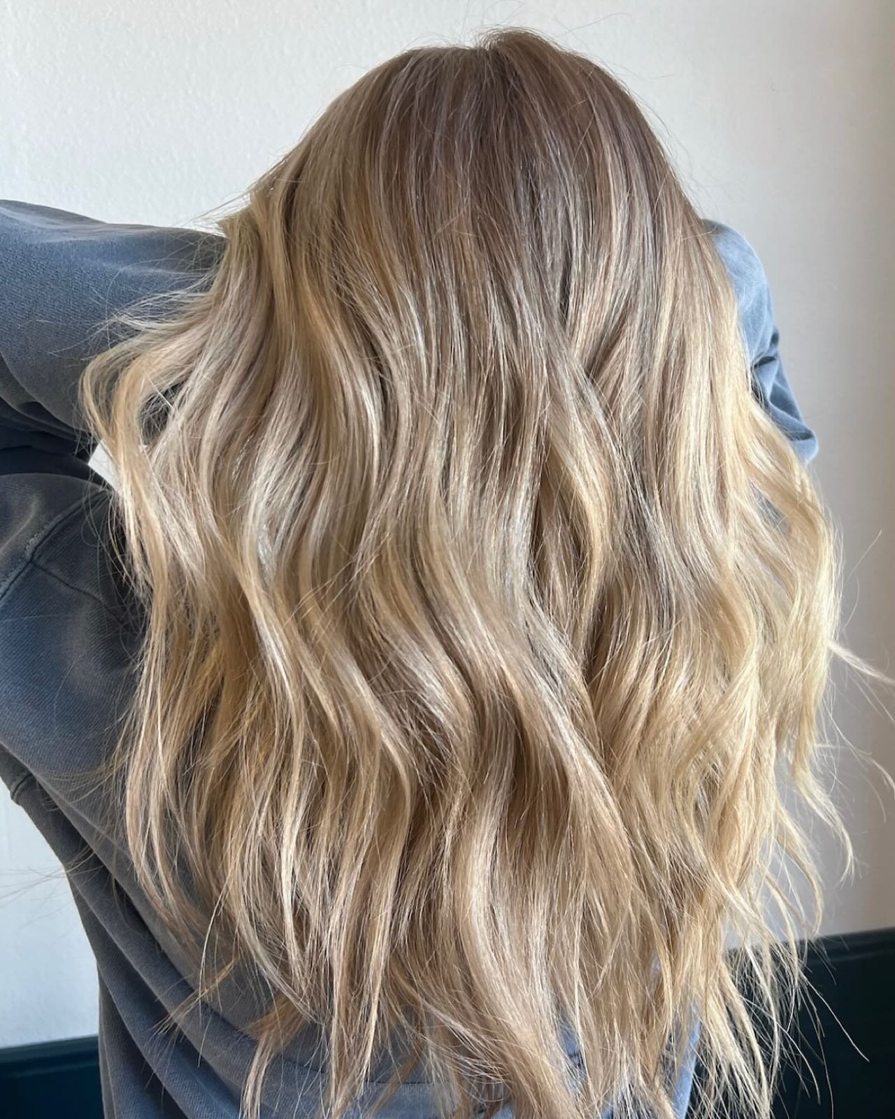 ☀️ Bright California Blonde Vibes ☀️

This sun-drenched blonde is all about that fresh, beachy glow! Soft, seamless highlights give it a bright and bold finish, perfect for those who love that effortless West Coast look. ✨

Craving that endless summe