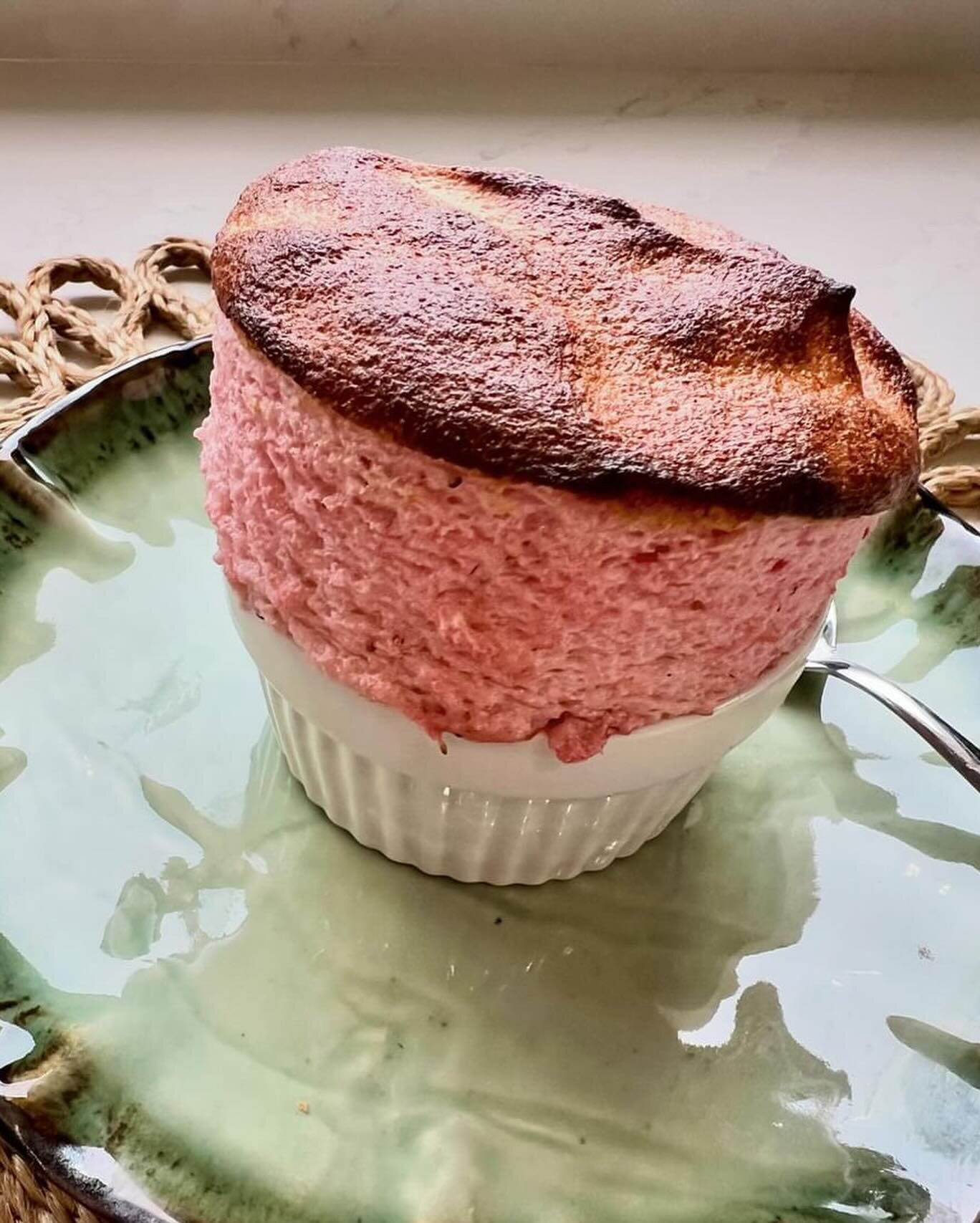 I know it&rsquo;s not strawb season here in the UK, but it is in Spain where @hannahindia.photo has been making these magical strawberry &amp; black pepper souffles. I was so transported by her photos, I had to share. 

If I do say so myself, these s