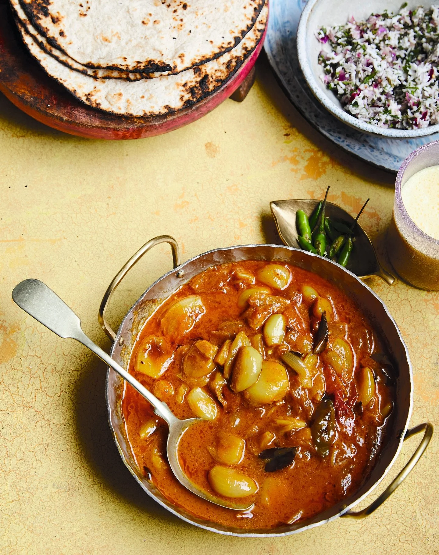 🧄 January food should be invigorating. This Sri Lankan garlic clove curry from The Nutmeg Trail is exactly that.

A real treat for garlic fiends: whole cloves gently poached in a spiced coconut gravy until they mellow, sweeten and soak up the floral
