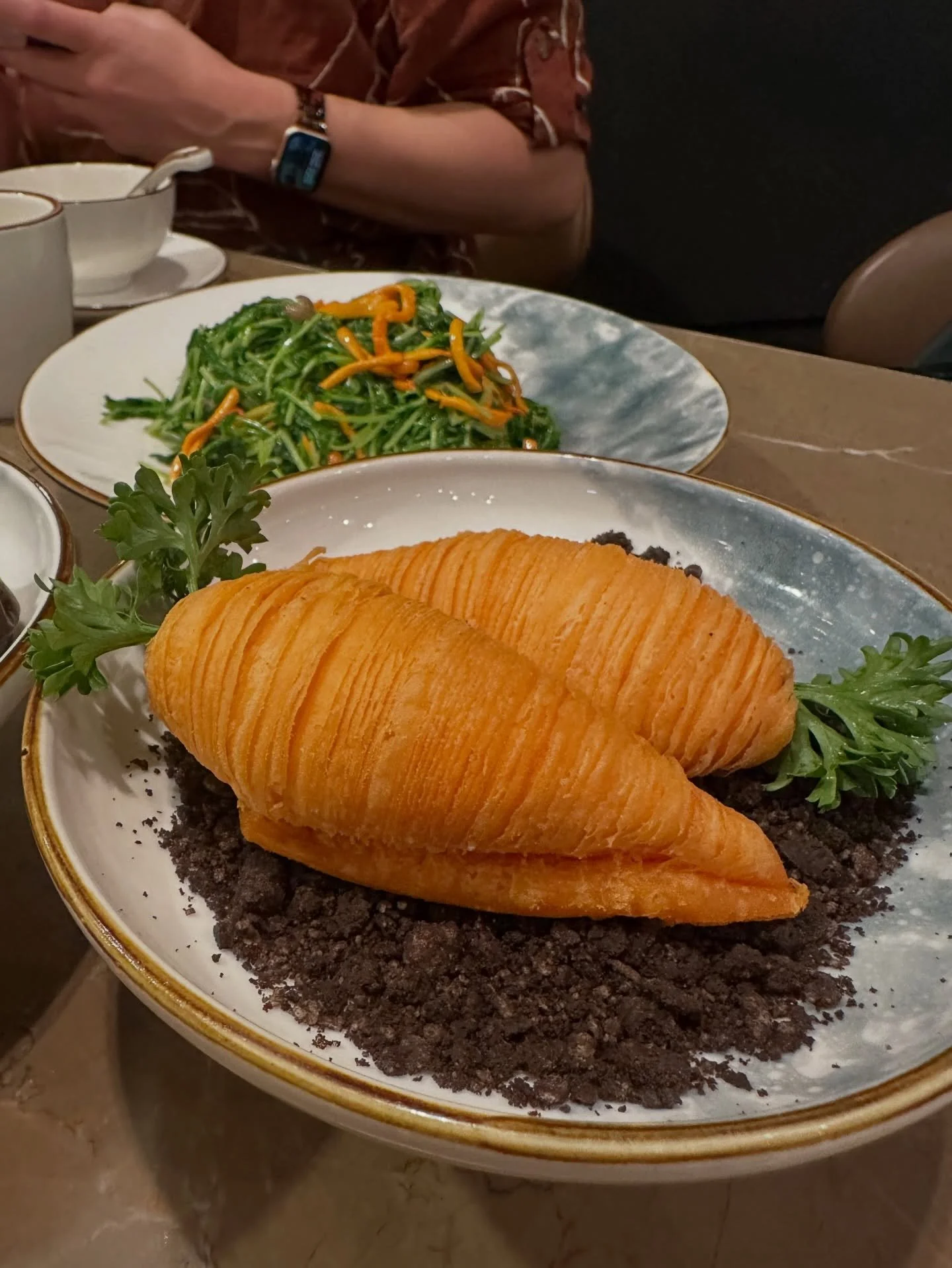 Some things that delighted me in Hong Kong this year:

🥕 Lo bak so: radish dim sum in a shatteringly crisp, lard-based dough shaped into carrots for Chinese New Year. To delight the horses perhaps?

🦾 Robot waiters with cat faces careering through 