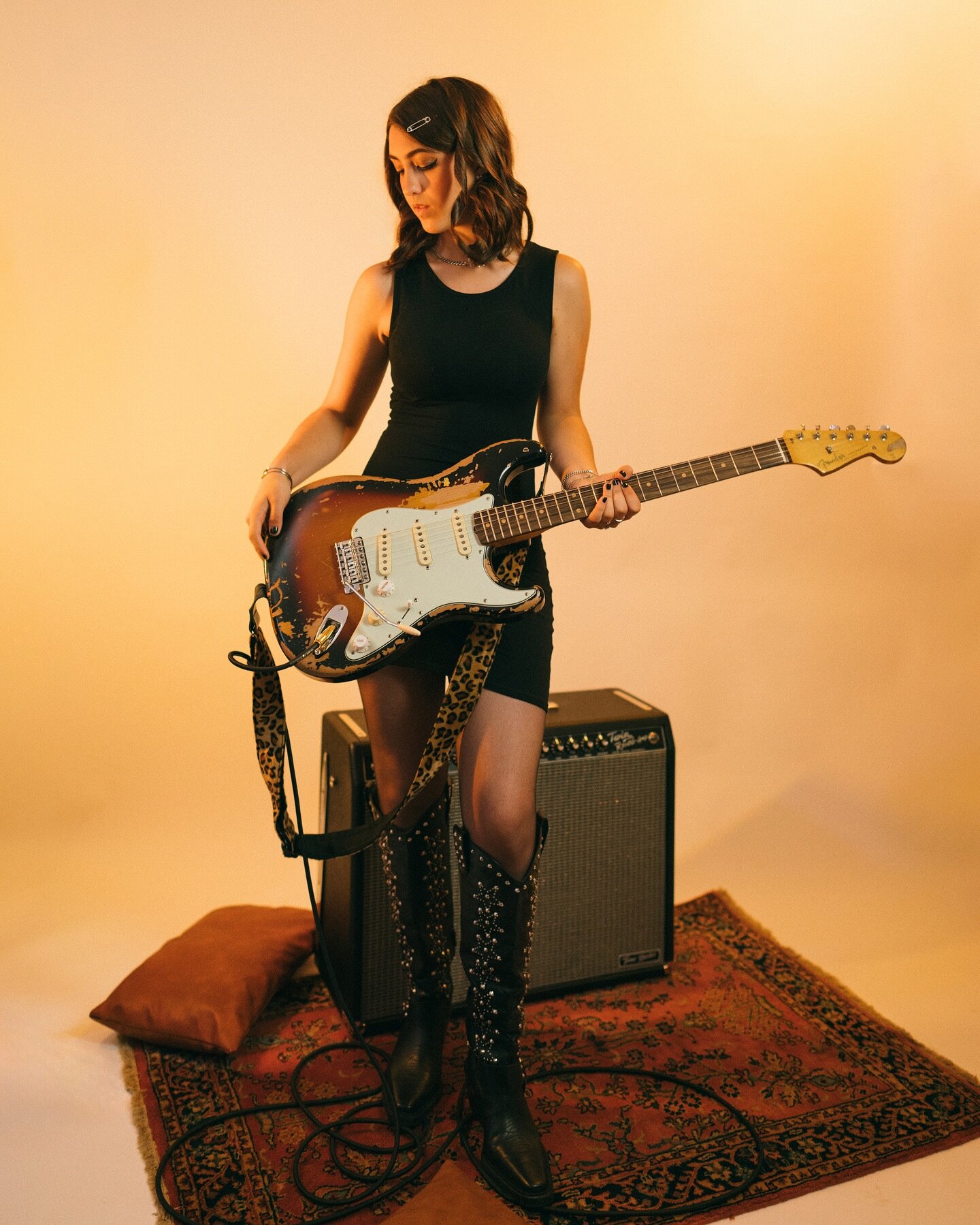 Happy Thanksgiving ya&rsquo;ll 🍁
So thankful for all you guys!!! Thanks for supporting me and always being there. Means everything!!! Much looove 🍂
.
. @fender @fenderbilly &lt;3
.
📸 @nik_z_photo 
#thanksgiving #fall #fender #strat #fyp #twinrever
