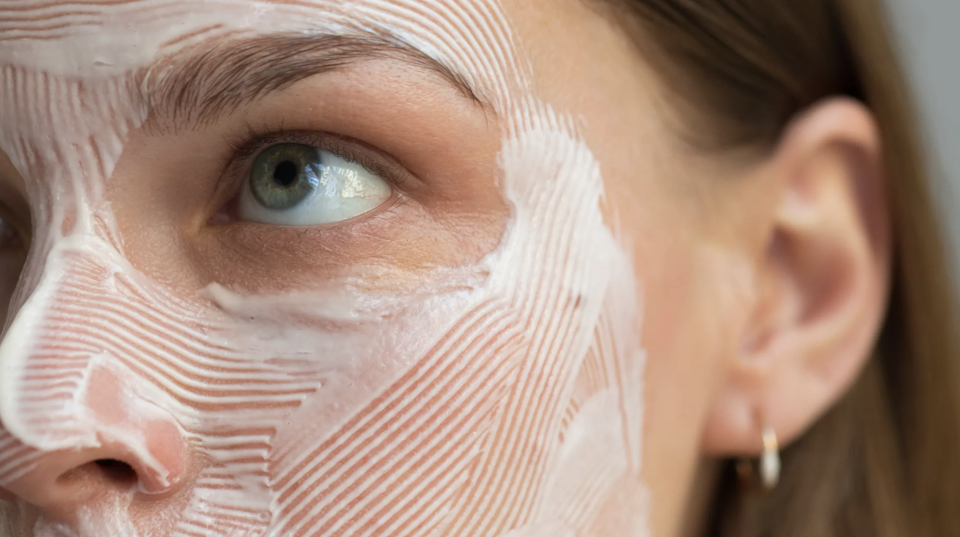 The New Obsession: Skin-Barrier Repair Creams (Why They’re Selling Out Everywhere)