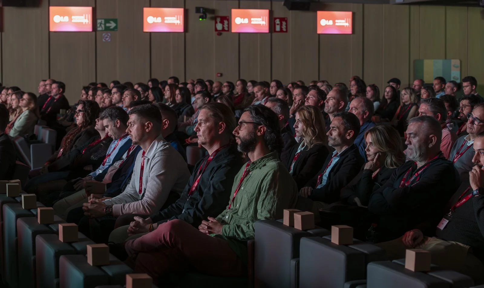 Fotografía de interacción con público en evento corporativo