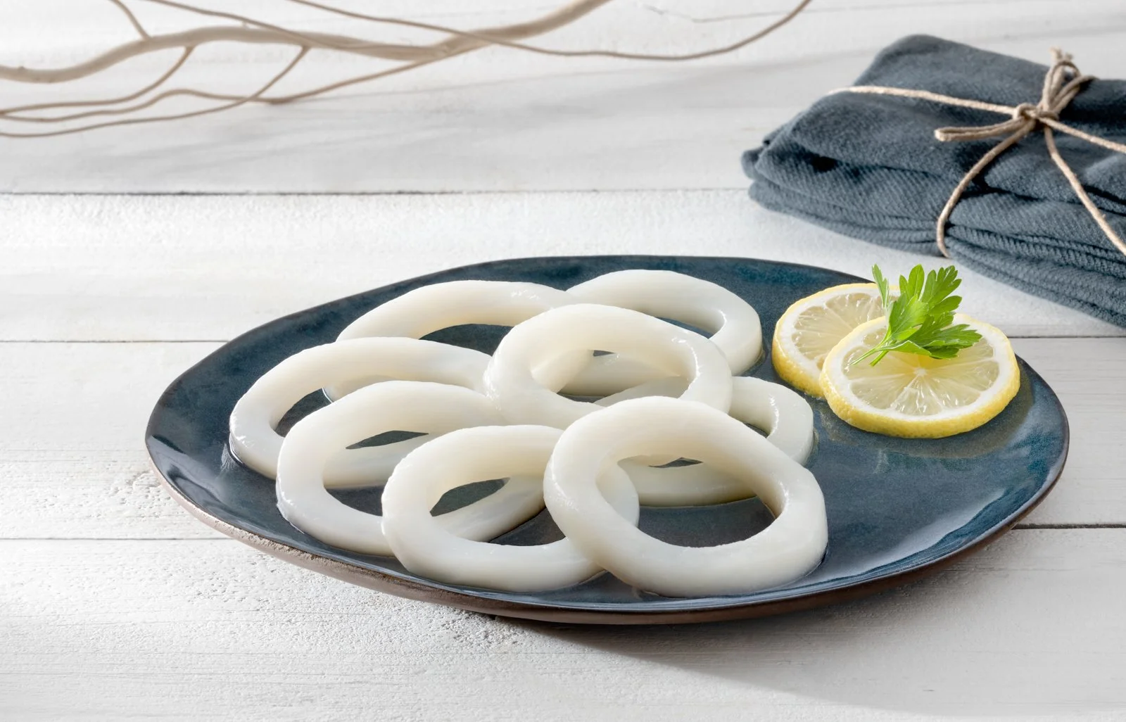 Anillas de calamar Silomar en bodegón mediterráneo, fotografía de producto del mar para catálogo y campaña.