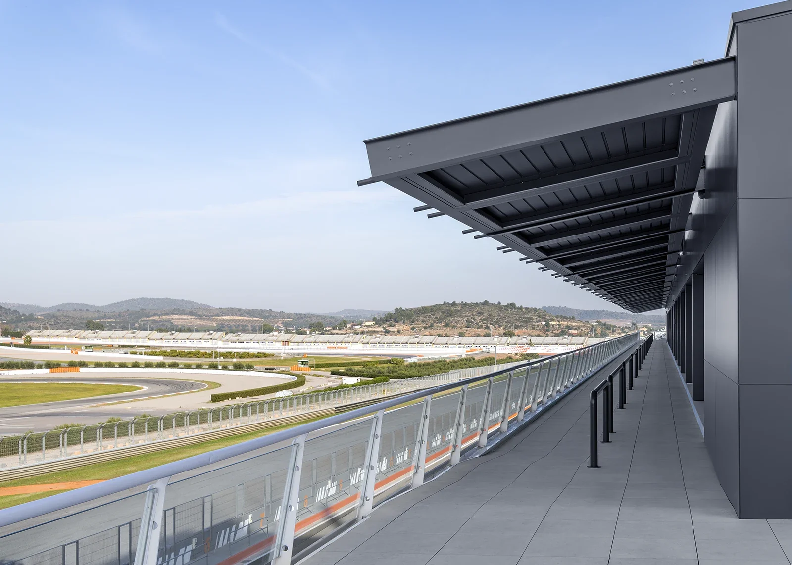 Fotografías de pérgolas de Ke Outdoor design en Circuito Ricardo Tormo de Valencia.
