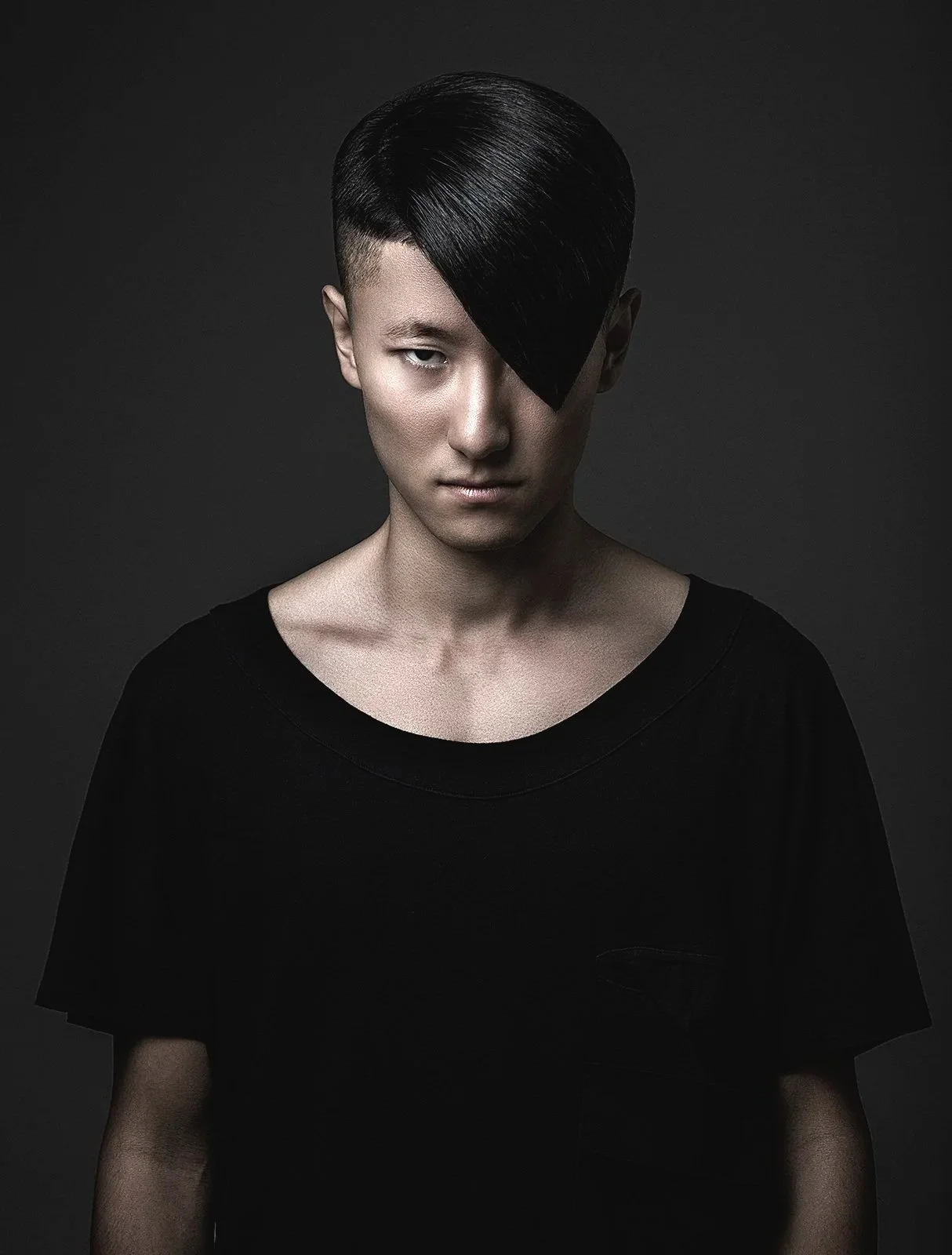 Fotografía de moda para hombre sobre fondo negro