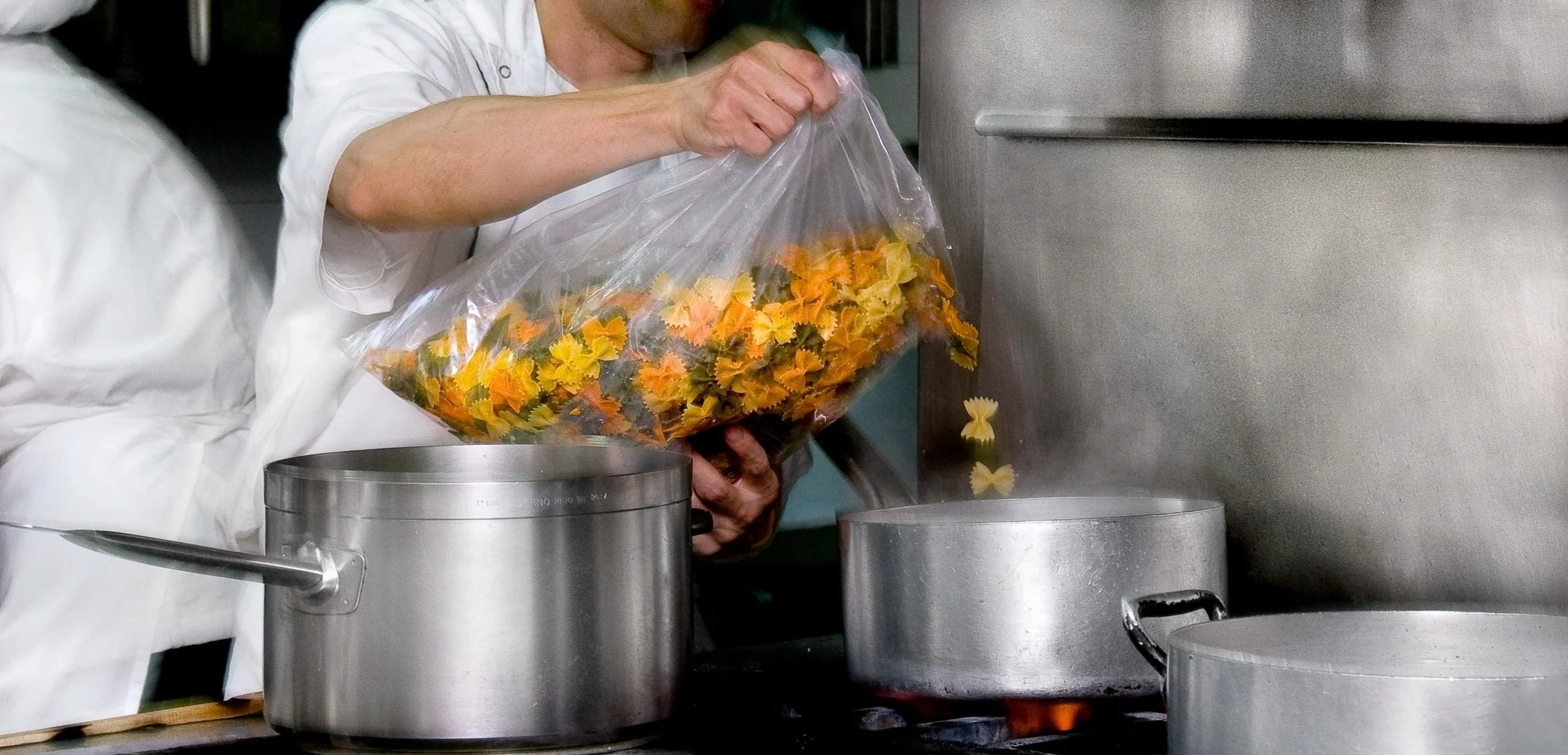 Cocinero trabajando con fogones encendidos en el Hotel César (Vilanova i la Geltrú), fotografía de acción en cocina profesional.