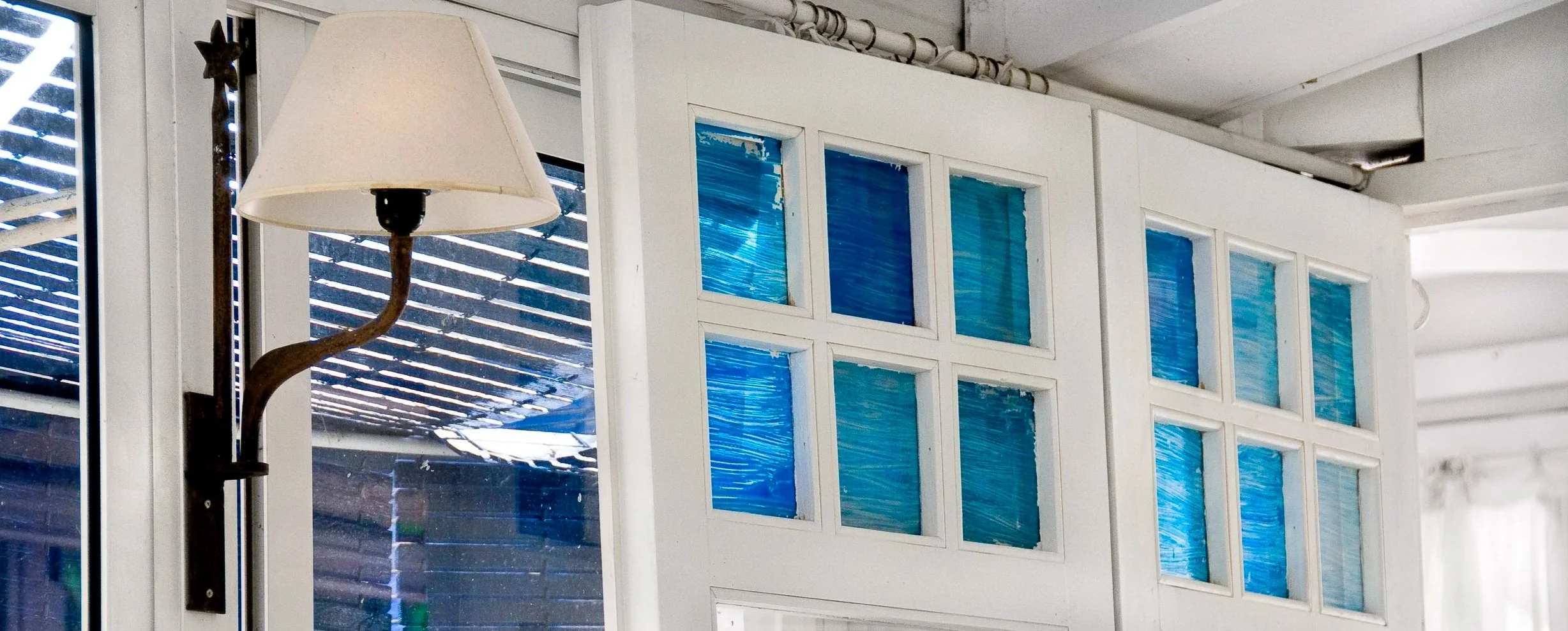 Detalle de vidriera azul y luz cálida: un guiño boutique.