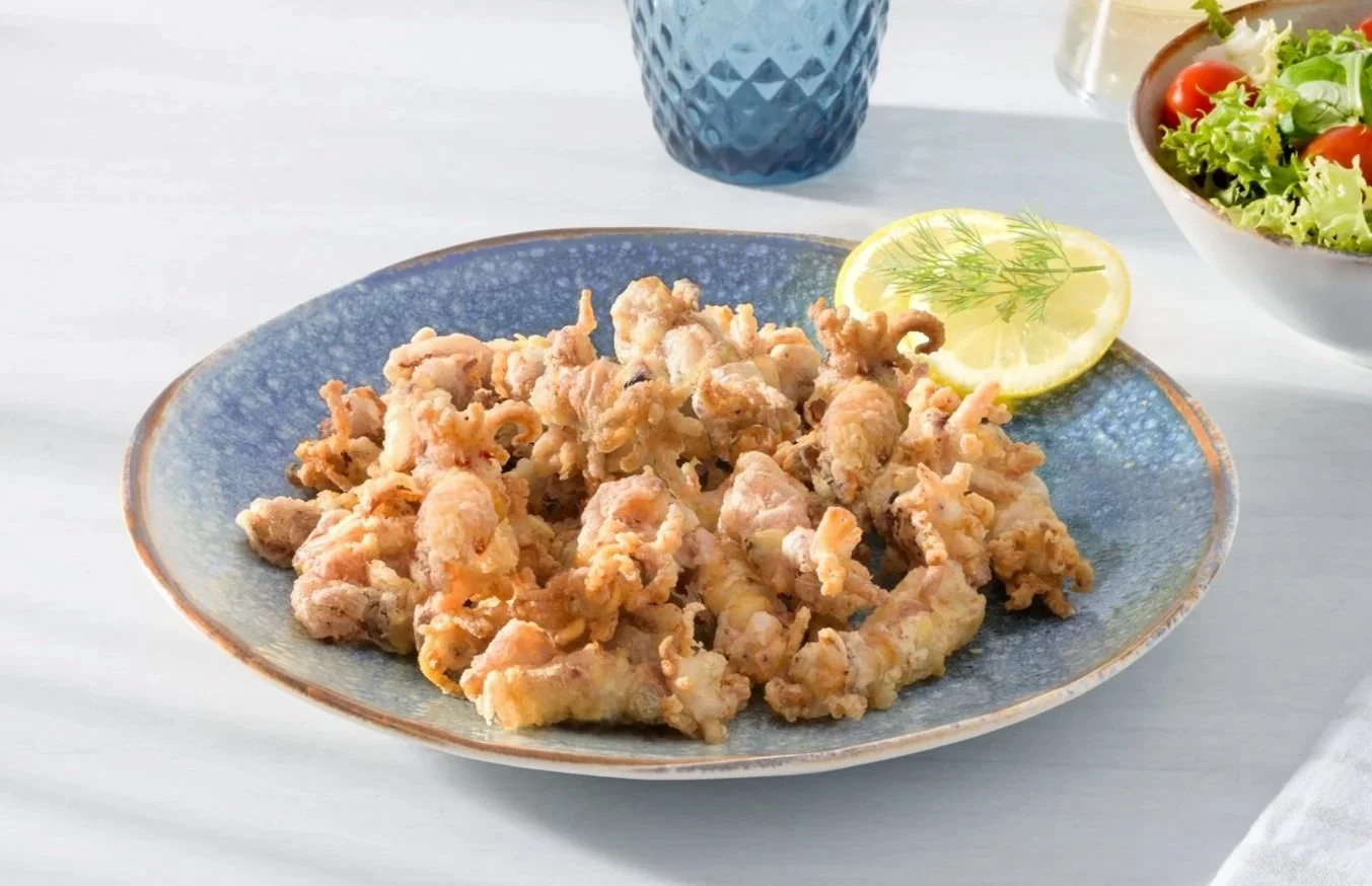 Puntilla Silomar cocinada y emplatada, fotografía de alimentación para uso publicitario.