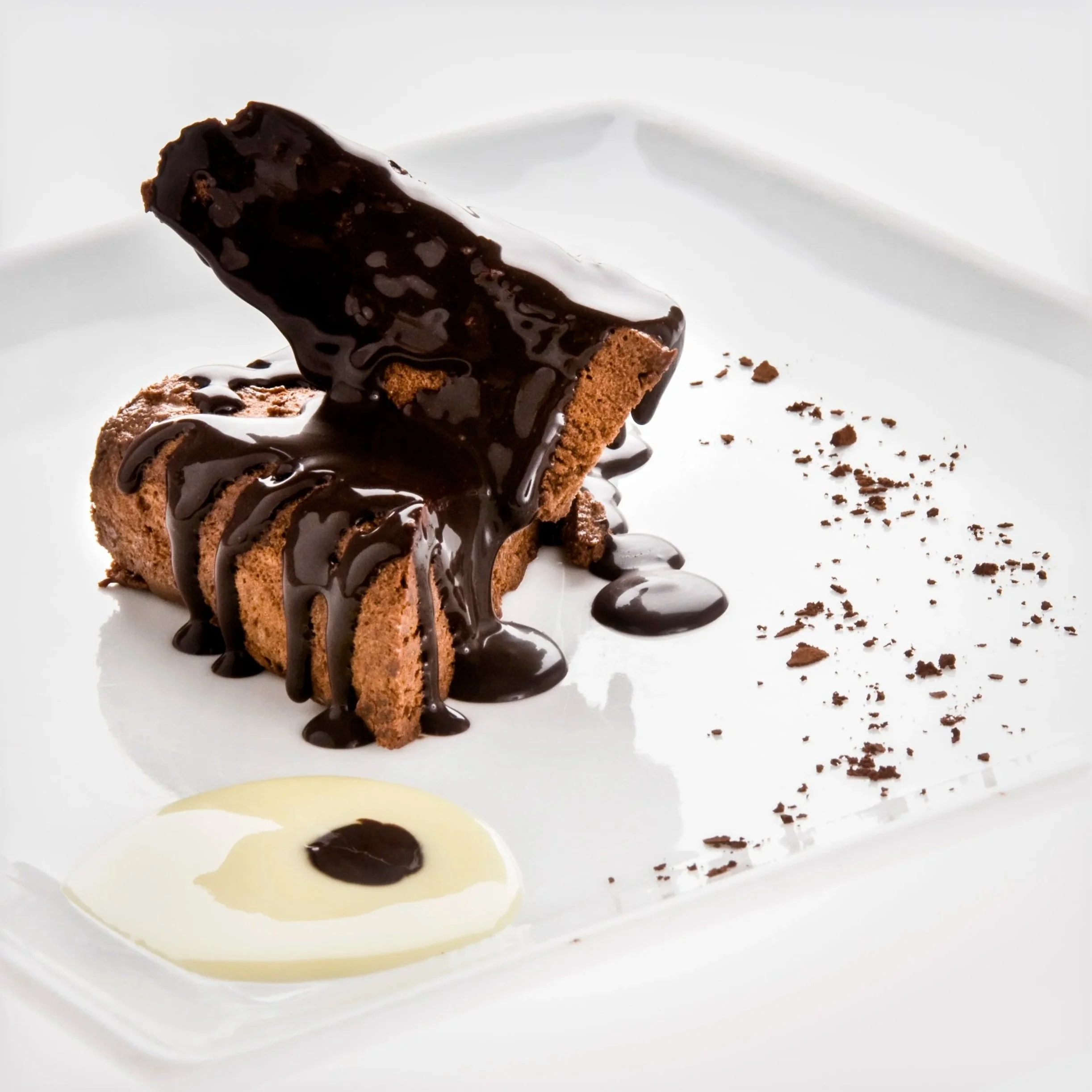 Postre de bizcocho de chocolate con dos salsas — postres para carta